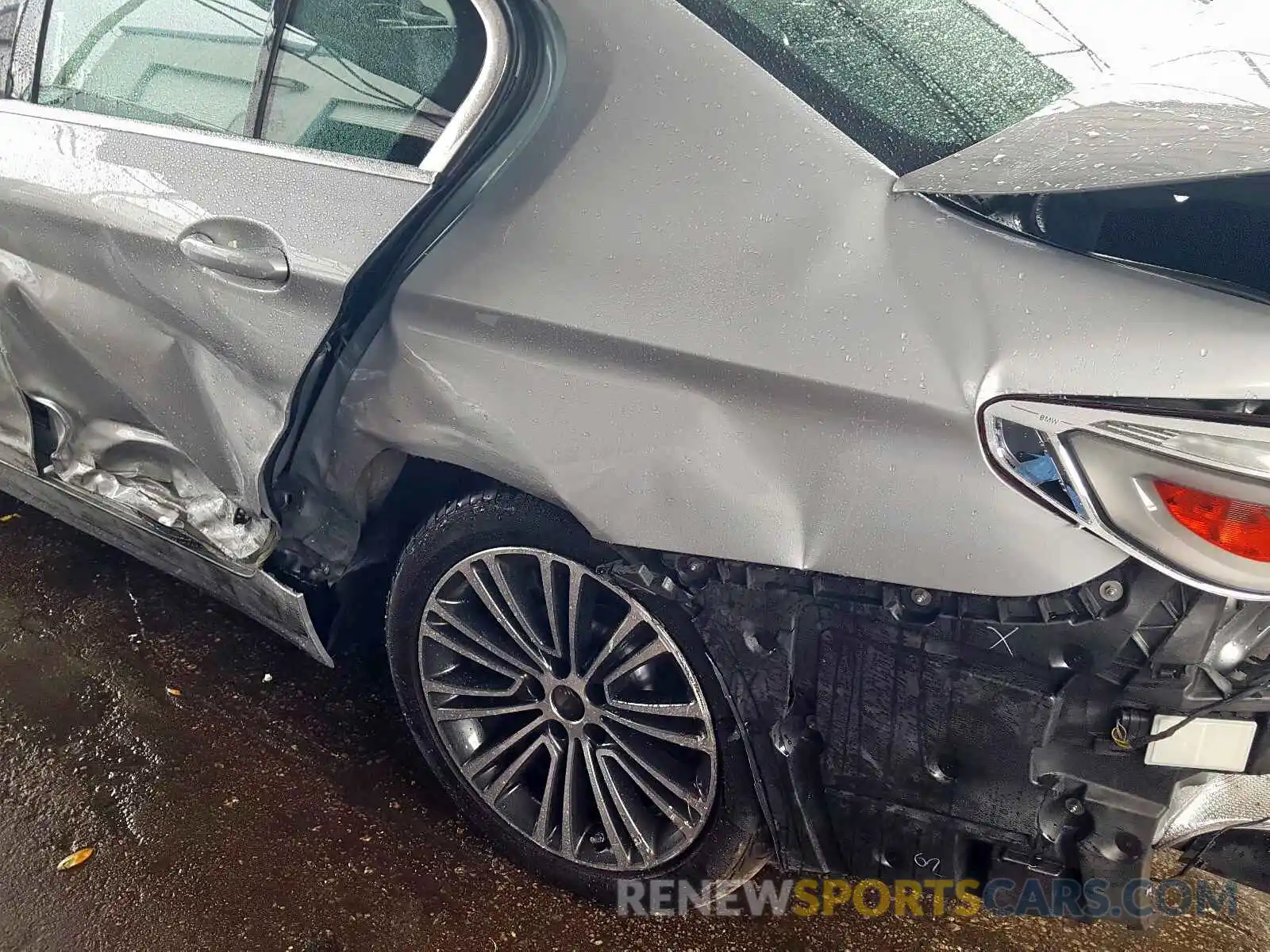 9 Photograph of a damaged car WBAJA5C56KG901192 BMW 5 SERIES 2019