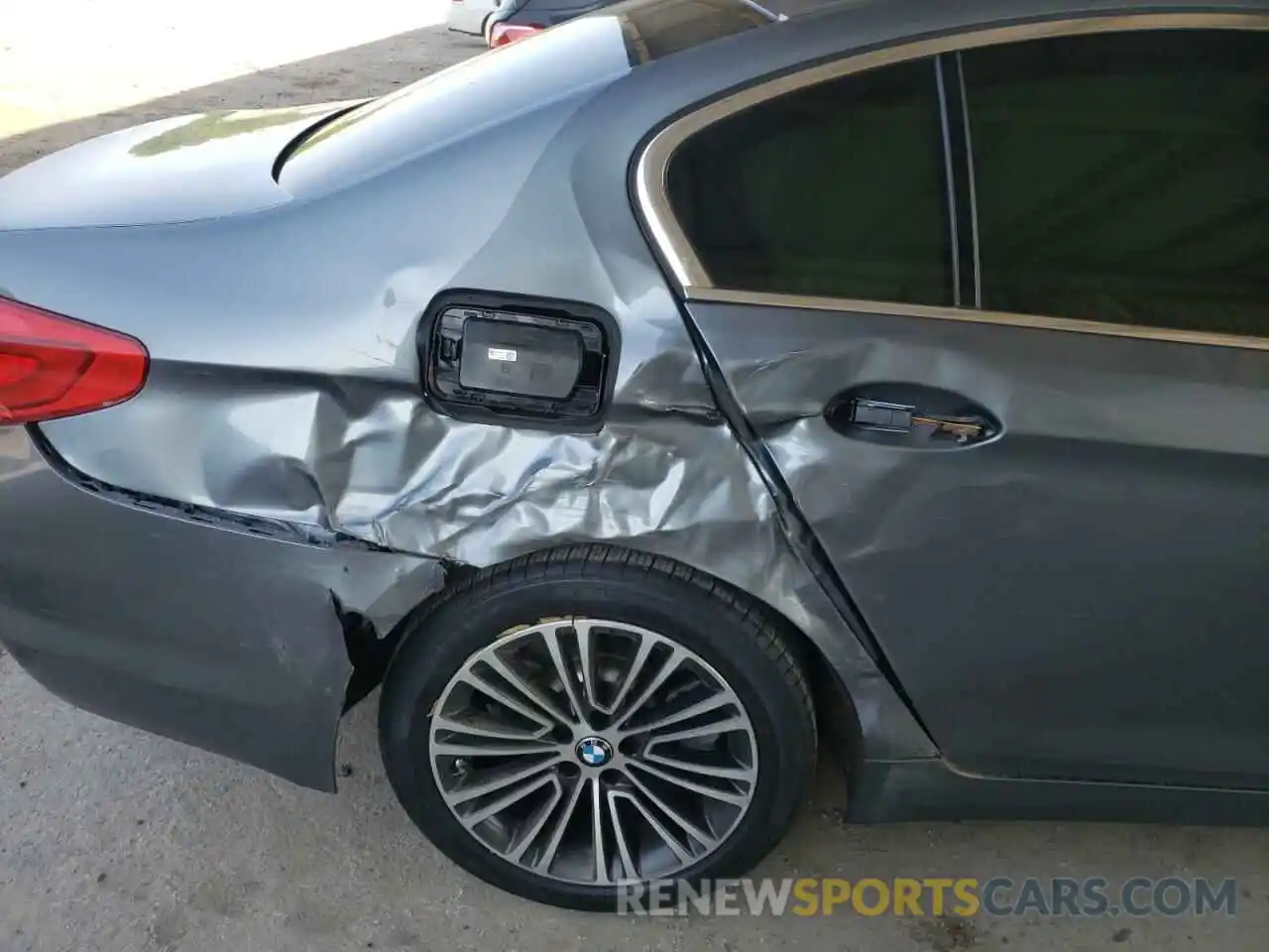 9 Photograph of a damaged car WBAJA5C57KBX86776 BMW 5 SERIES 2019