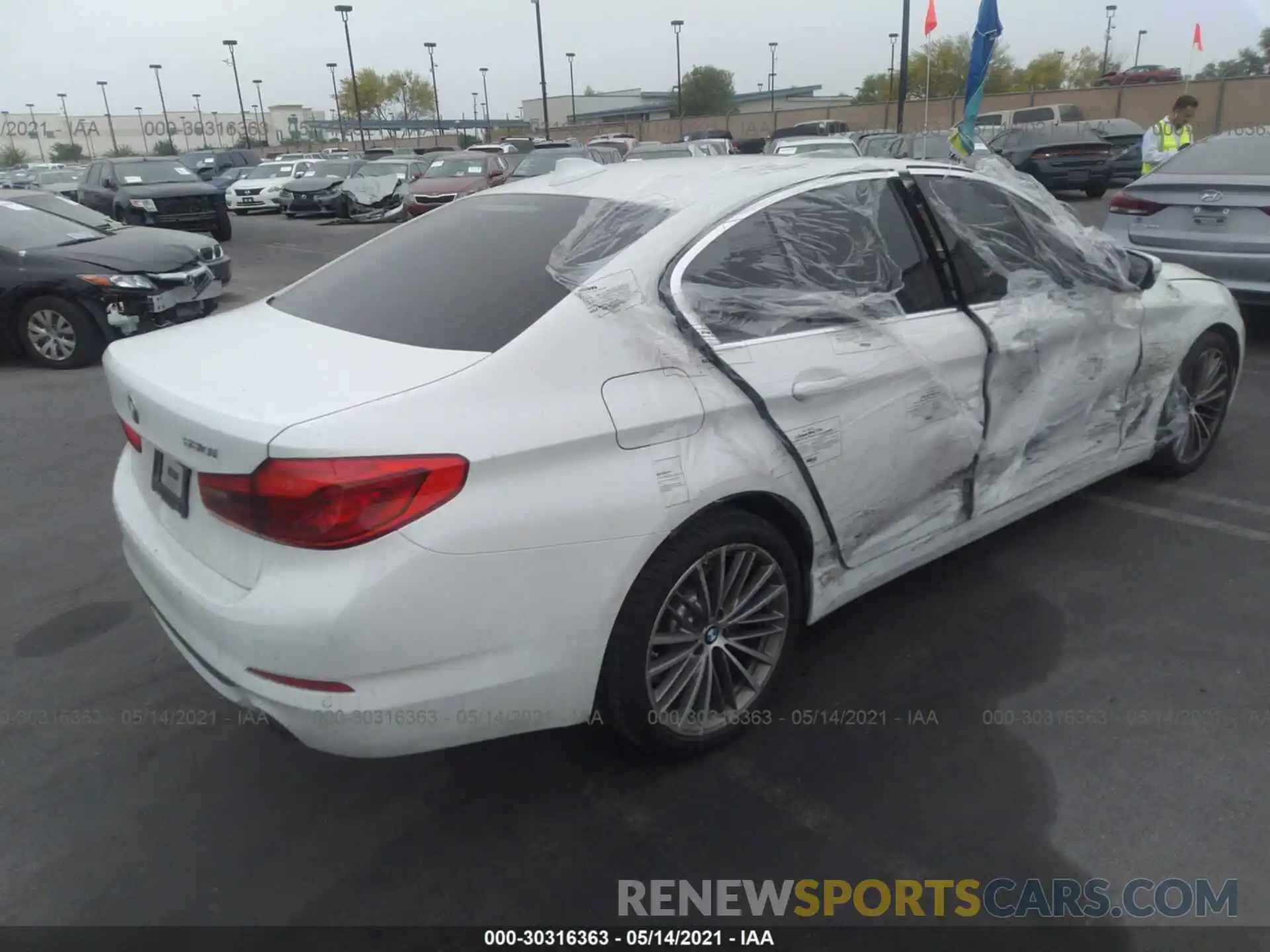 4 Фотография поврежденного автомобиля WBAJA5C59KWW23720 BMW 5 SERIES 2019