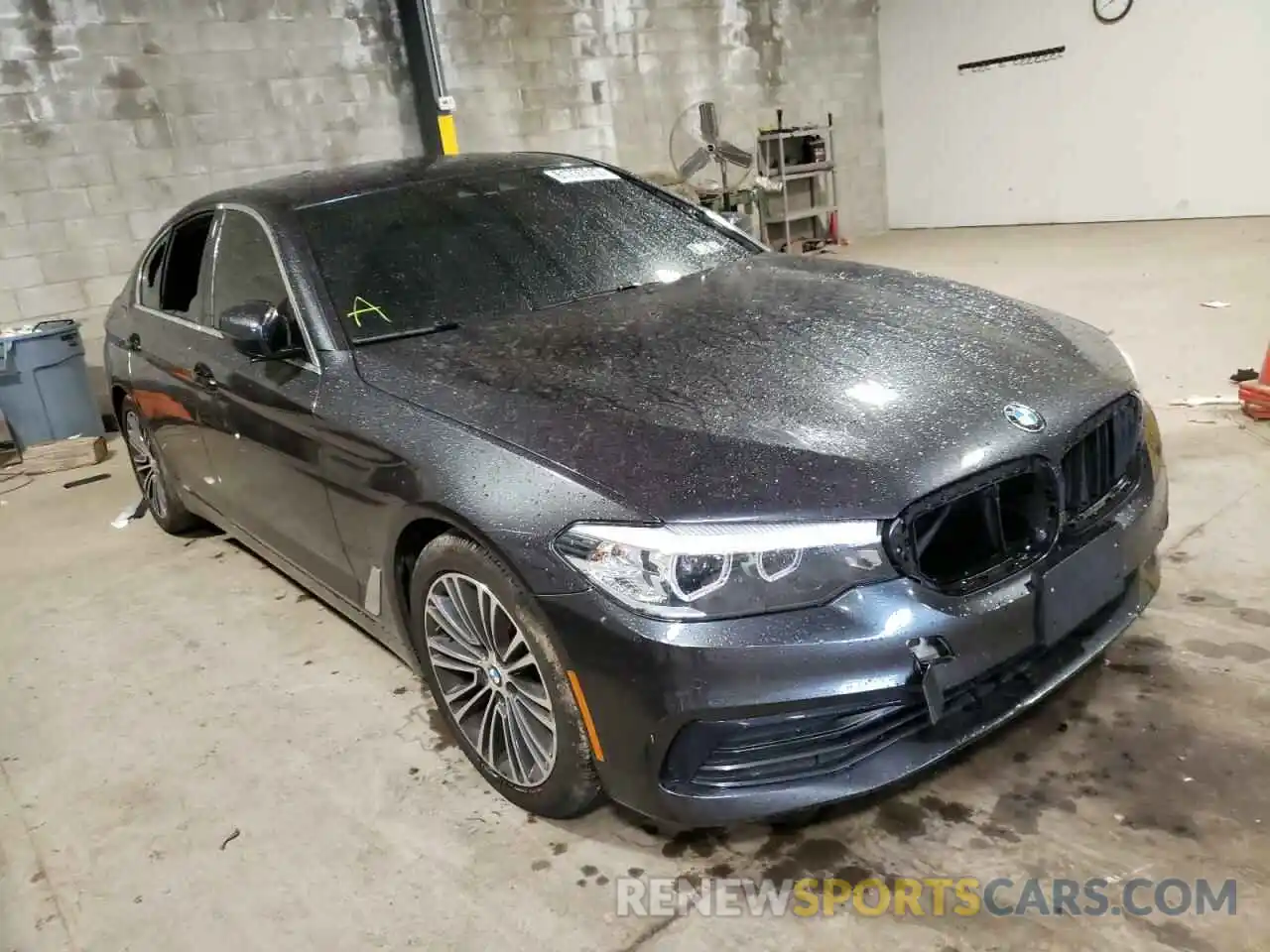 1 Фотография поврежденного автомобиля WBAJA7C54KWW18517 BMW 5 SERIES 2019