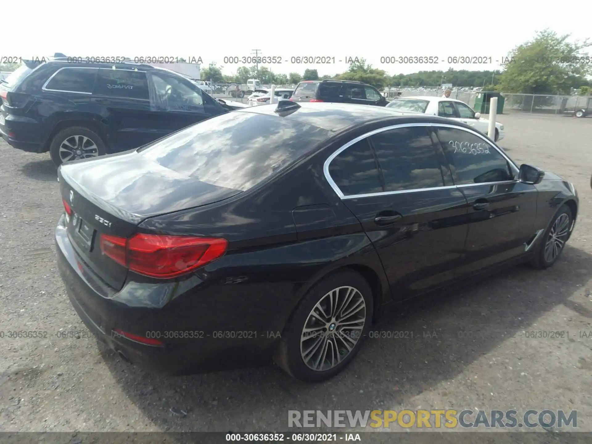 4 Photograph of a damaged car WBAJA7C5XKWW09398 BMW 5 SERIES 2019