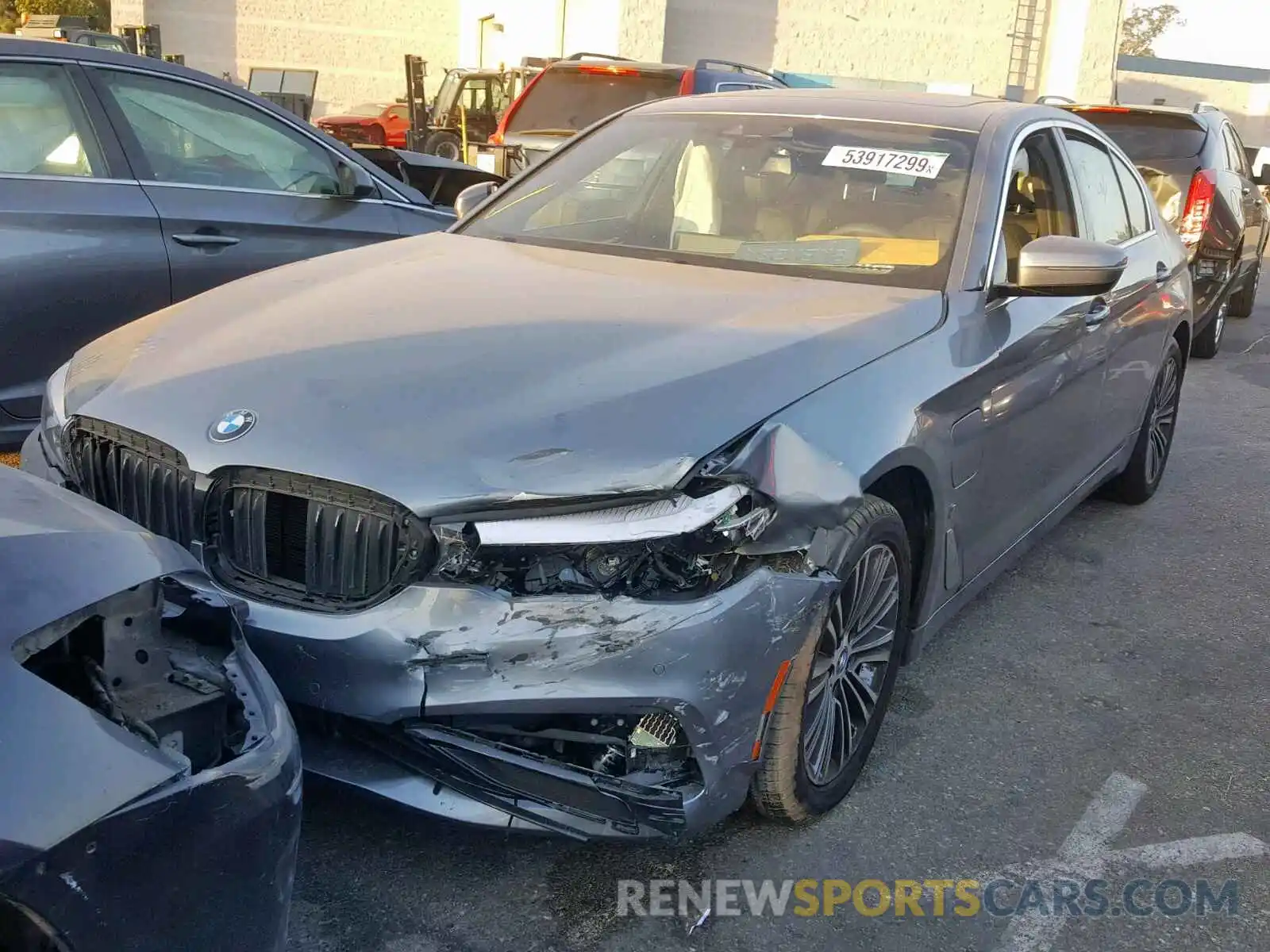2 Фотография поврежденного автомобиля WBAJA9C50KB393788 BMW 5 SERIES 2019