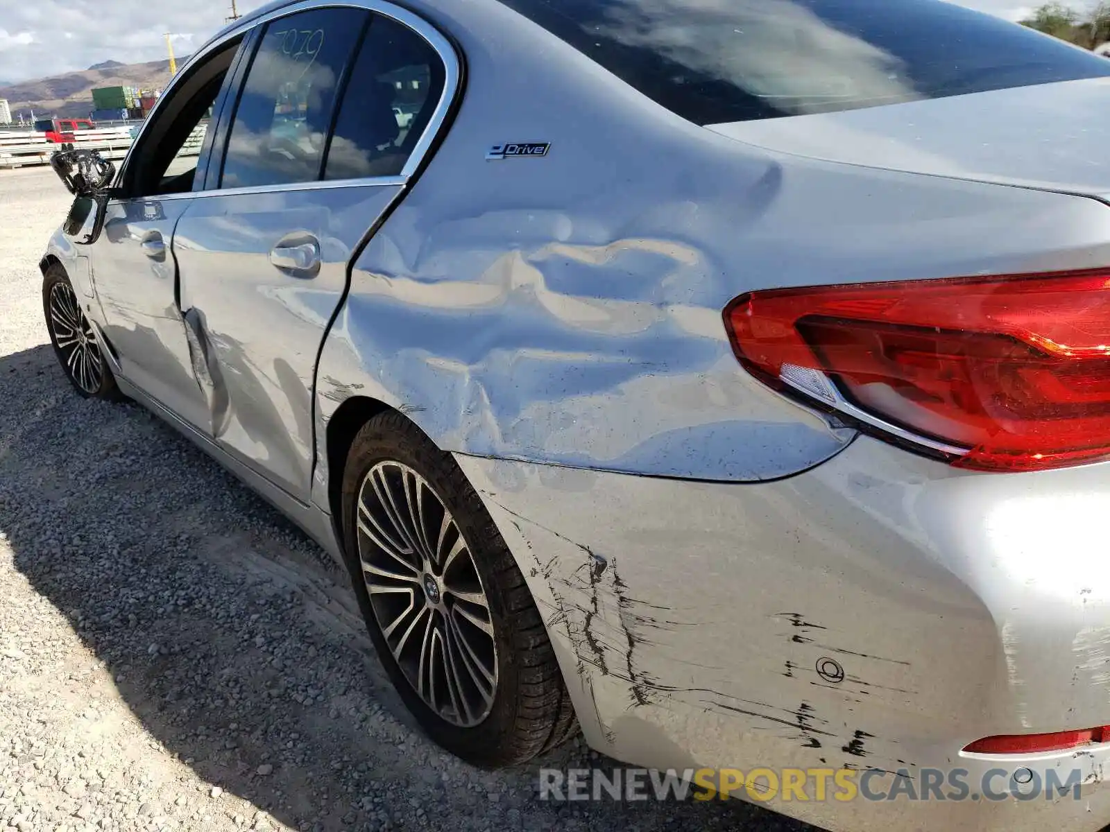 9 Photograph of a damaged car WBAJA9C51KB393265 BMW 5 SERIES 2019