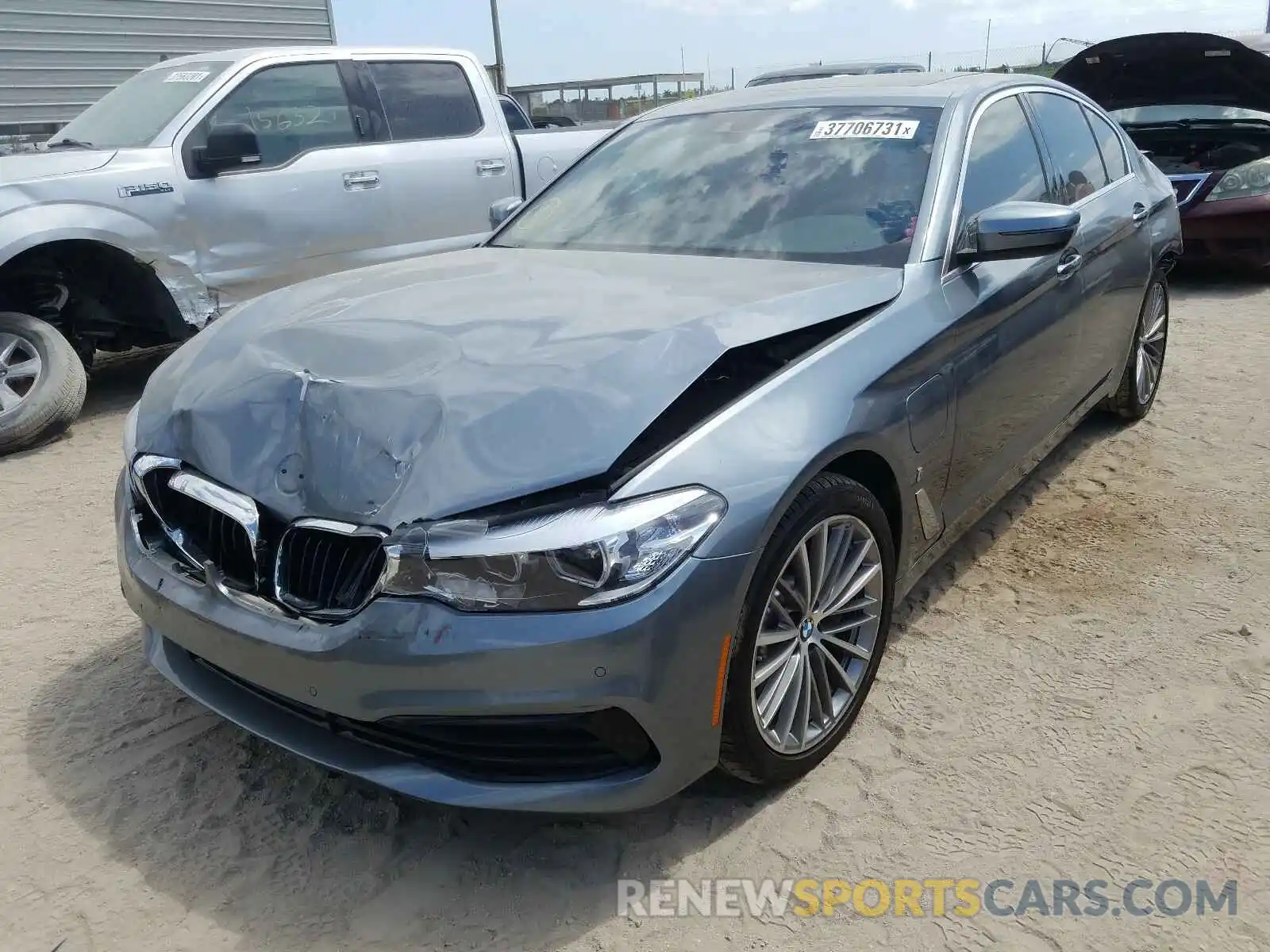 2 Фотография поврежденного автомобиля WBAJA9C54KB393261 BMW 5 SERIES 2019