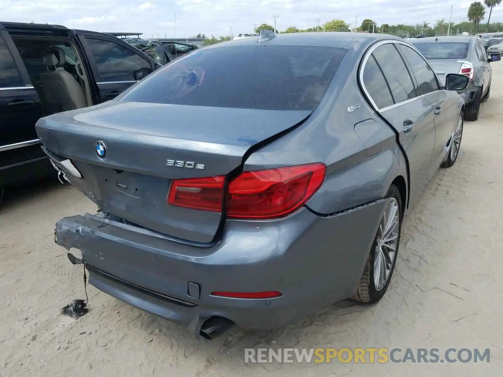 4 Фотография поврежденного автомобиля WBAJA9C54KB393261 BMW 5 SERIES 2019