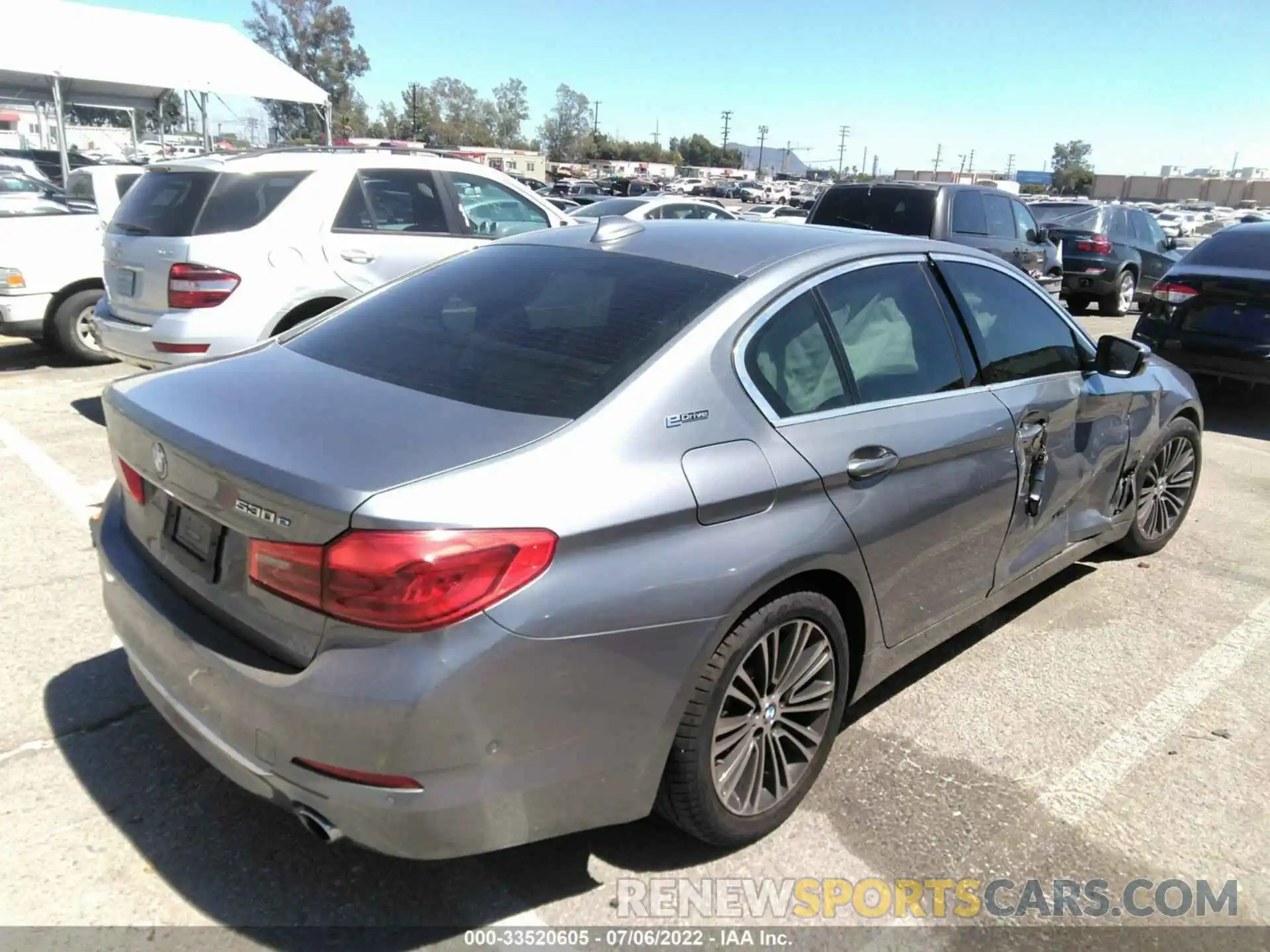 4 Photograph of a damaged car WBAJA9C56KB253597 BMW 5 SERIES 2019