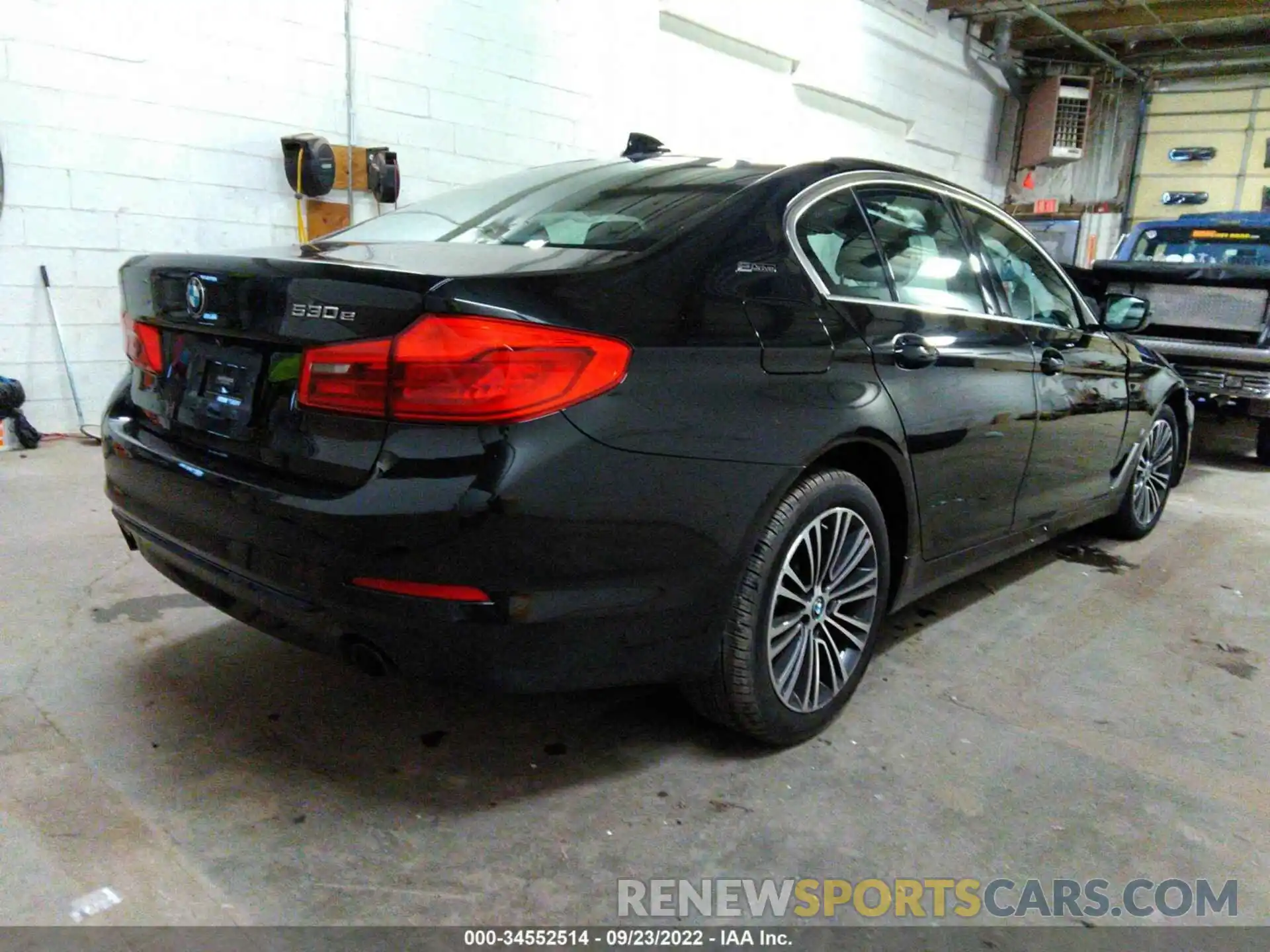 4 Photograph of a damaged car WBAJB1C58KB376963 BMW 5 SERIES 2019