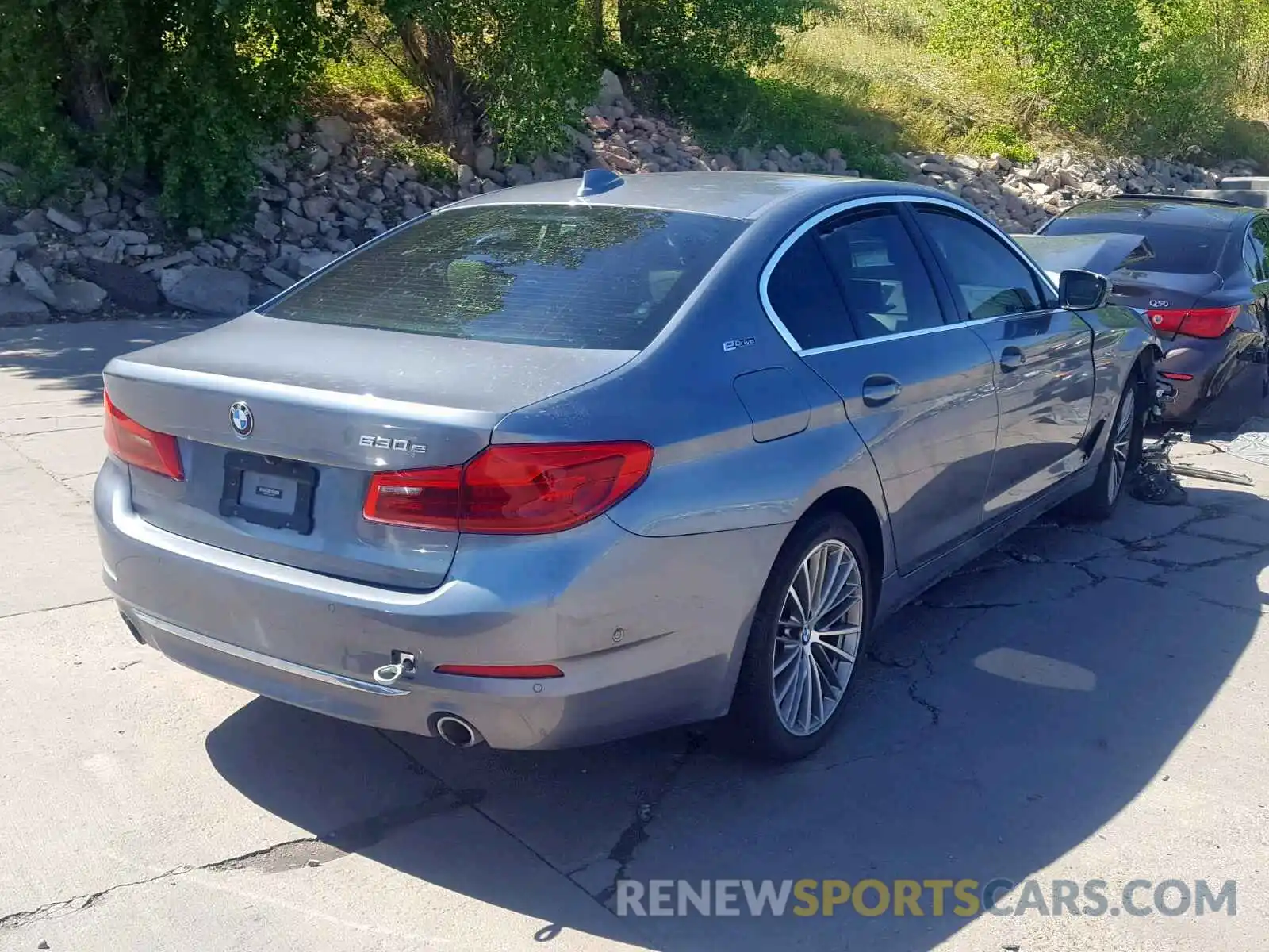 4 Photograph of a damaged car WBAJB1C59KB376065 BMW 5 SERIES 2019