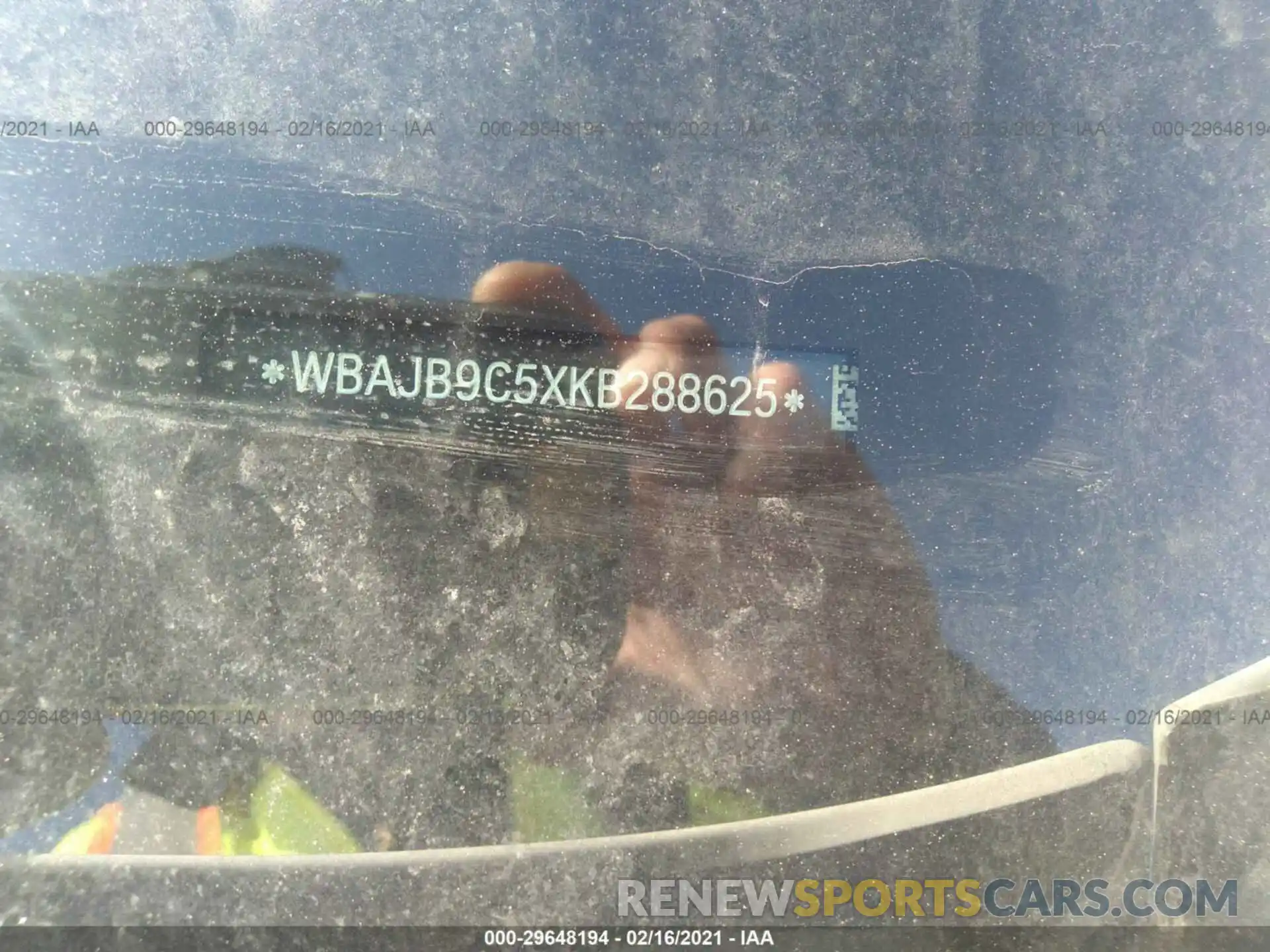 9 Фотография поврежденного автомобиля WBAJB9C5XKB288625 BMW 5 SERIES 2019