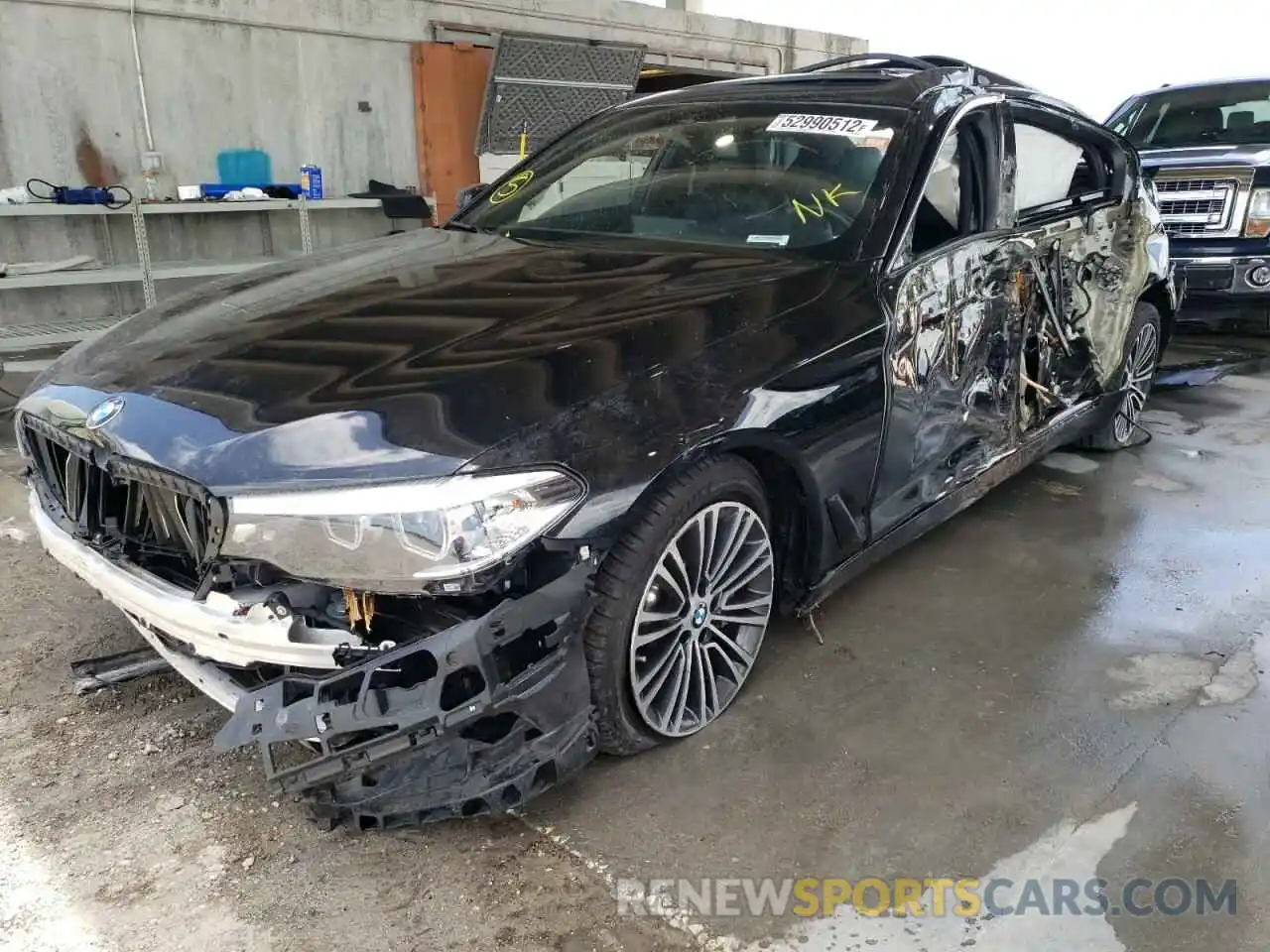 2 Фотография поврежденного автомобиля WBAJE5C59KWW22295 BMW 5 SERIES 2019