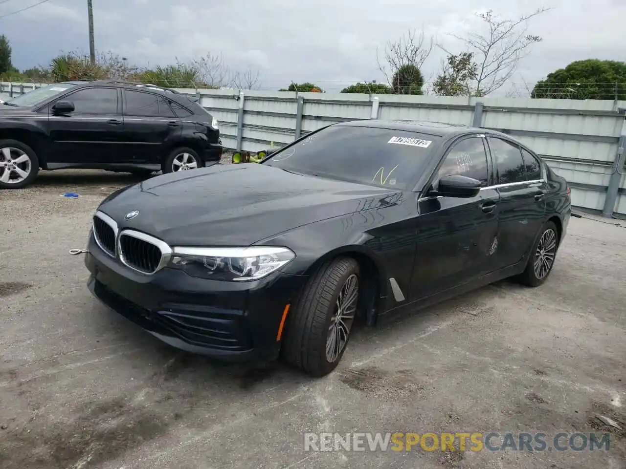 2 Фотография поврежденного автомобиля WBAJE5C5XKWE66030 BMW 5 SERIES 2019