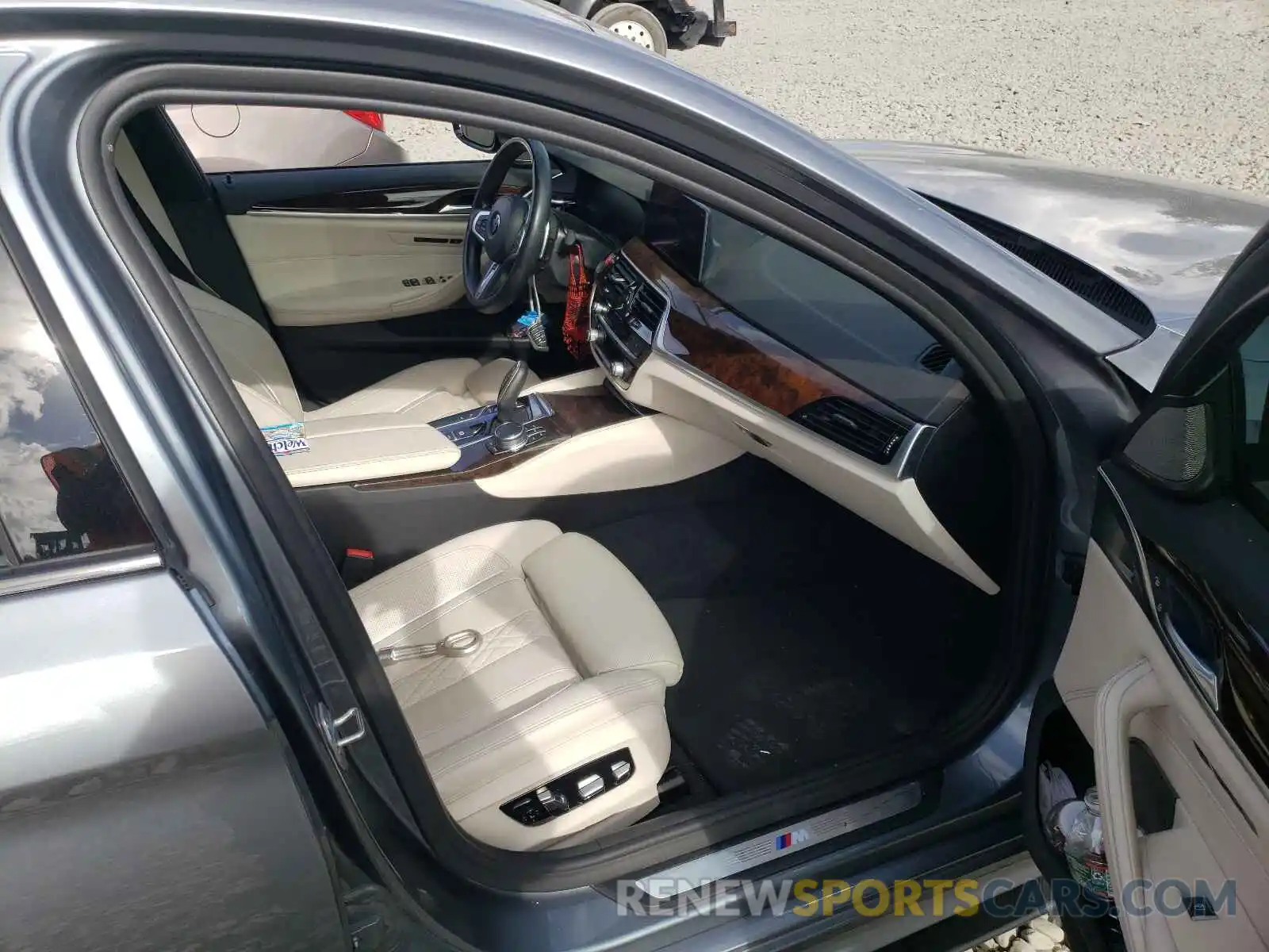 9 Photograph of a damaged car WBAJE7C54KWW07702 BMW 5 SERIES 2019