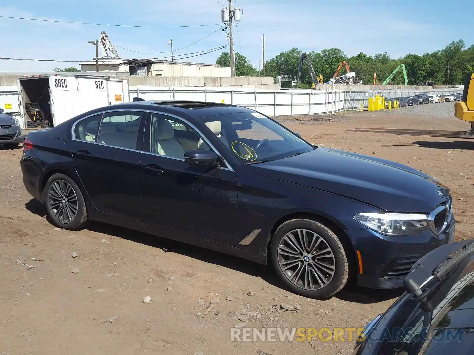 1 Фотография поврежденного автомобиля WBAJE7C57KWD53986 BMW 5 SERIES 2019