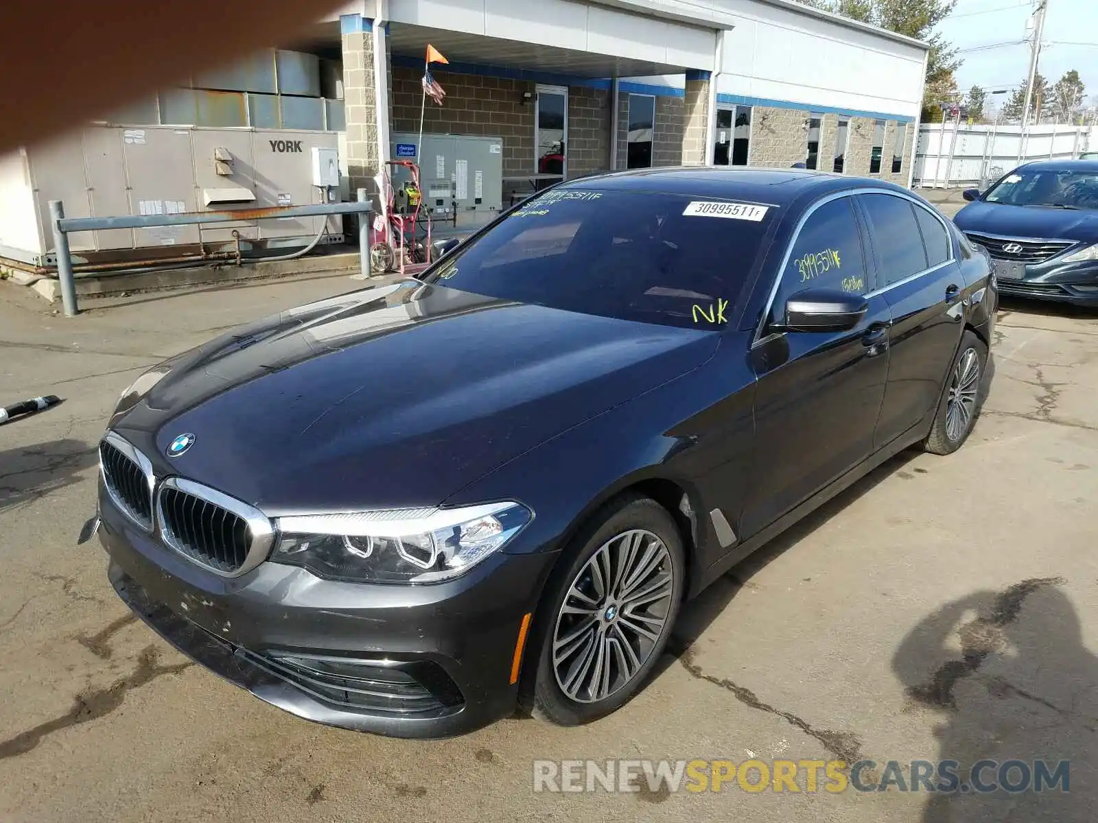 2 Фотография поврежденного автомобиля WBAJE7C58KWW30352 BMW 5 SERIES 2019