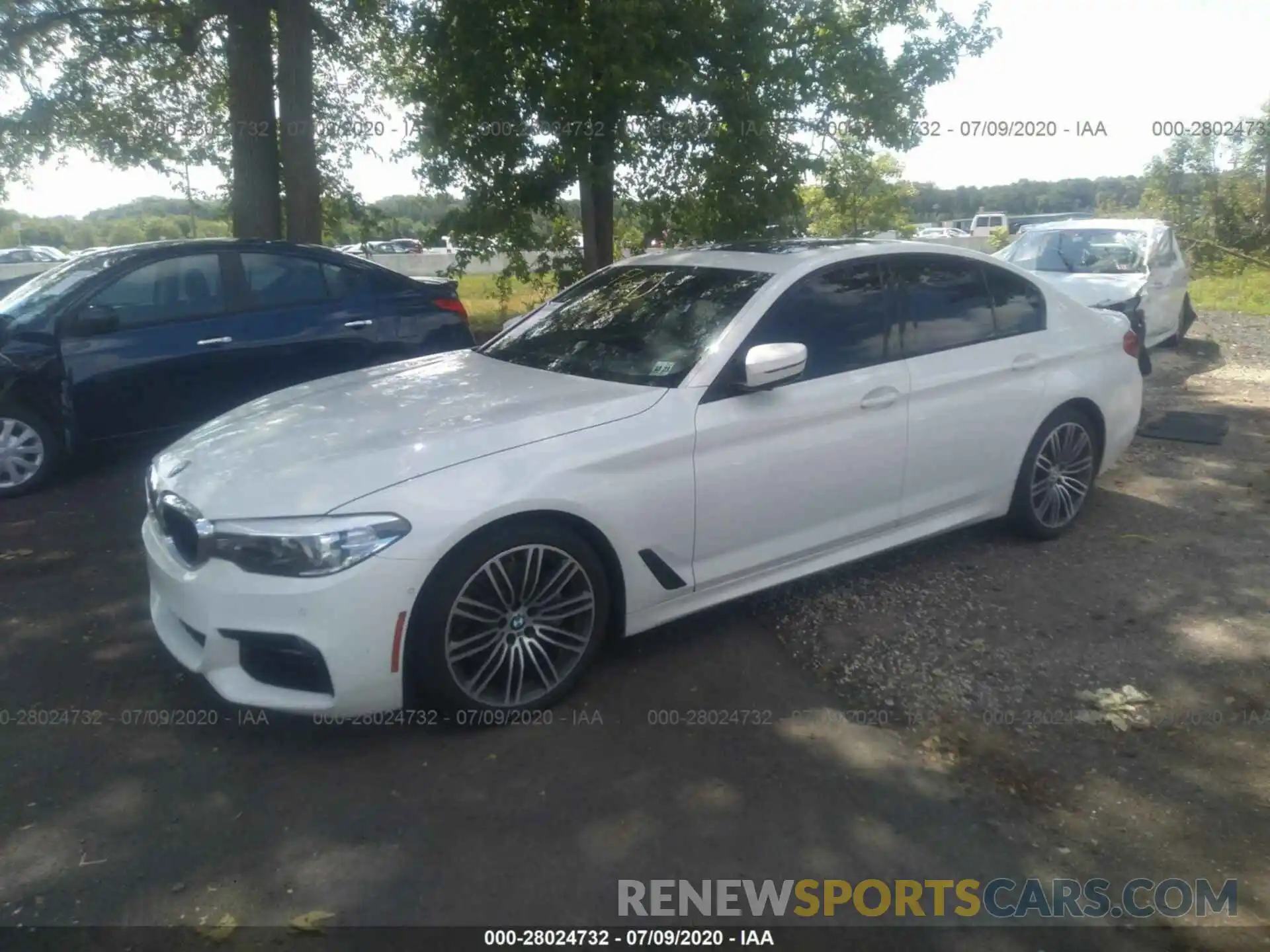 2 Фотография поврежденного автомобиля WBAJE7C59KWD55867 BMW 5 SERIES 2019