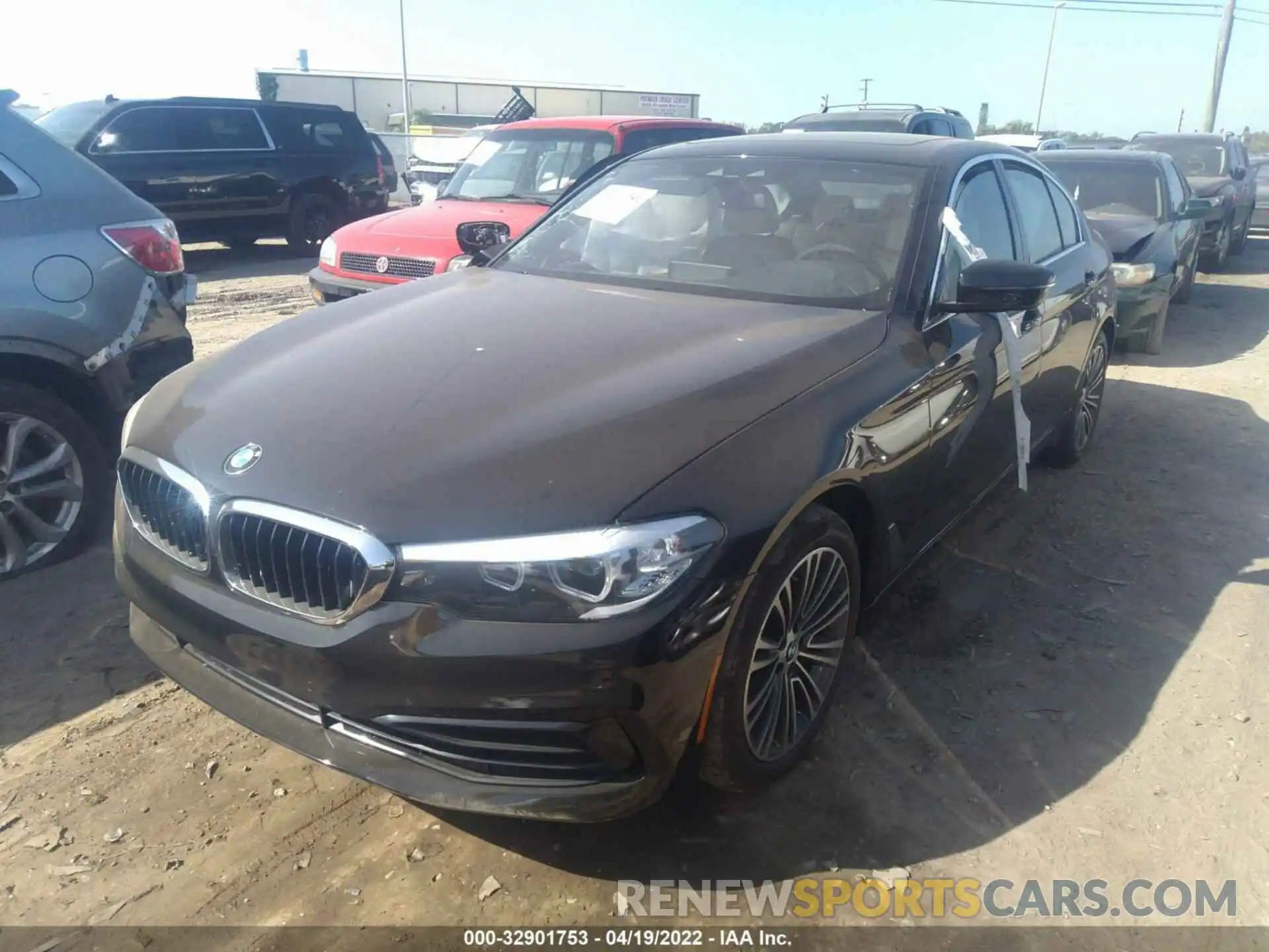 2 Фотография поврежденного автомобиля WBAJE7C59KWW15651 BMW 5 SERIES 2019