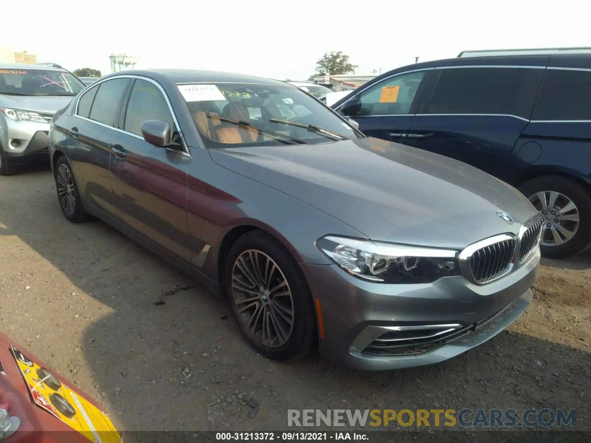 1 Фотография поврежденного автомобиля WBAJE7C5XKWW12502 BMW 5 SERIES 2019