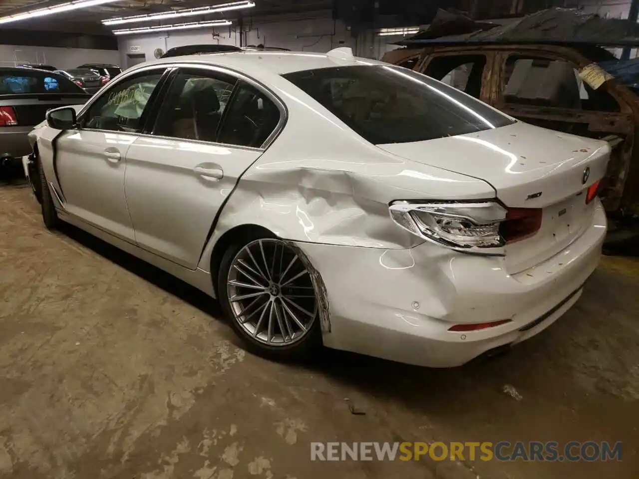 3 Фотография поврежденного автомобиля WBAJE7C5XKWW44740 BMW 5 SERIES 2019