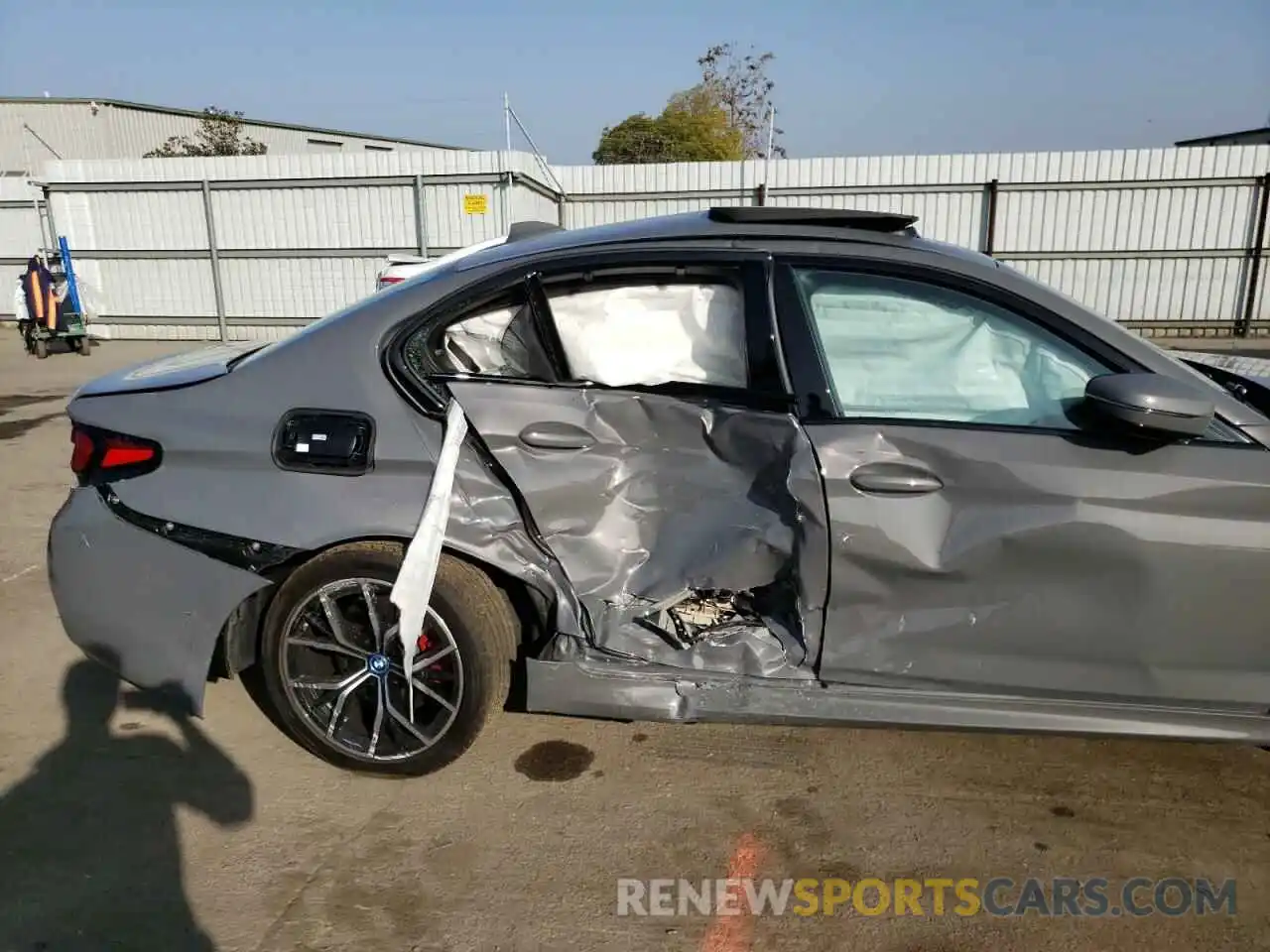 9 Photograph of a damaged car WBA13AG03NCJ21535 BMW 5 SERIES 2022