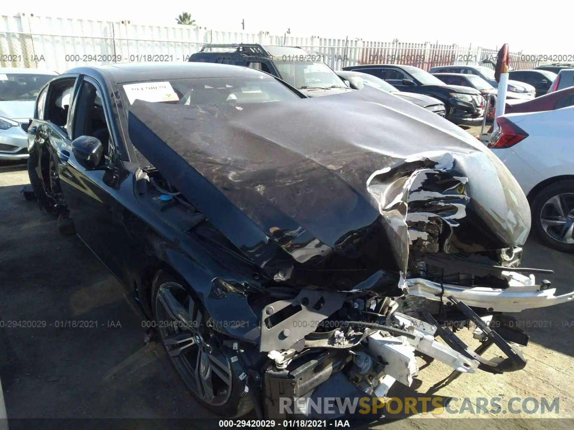 1 Фотография поврежденного автомобиля WBA7E2C5XKB454960 BMW 7 SERIES 2019