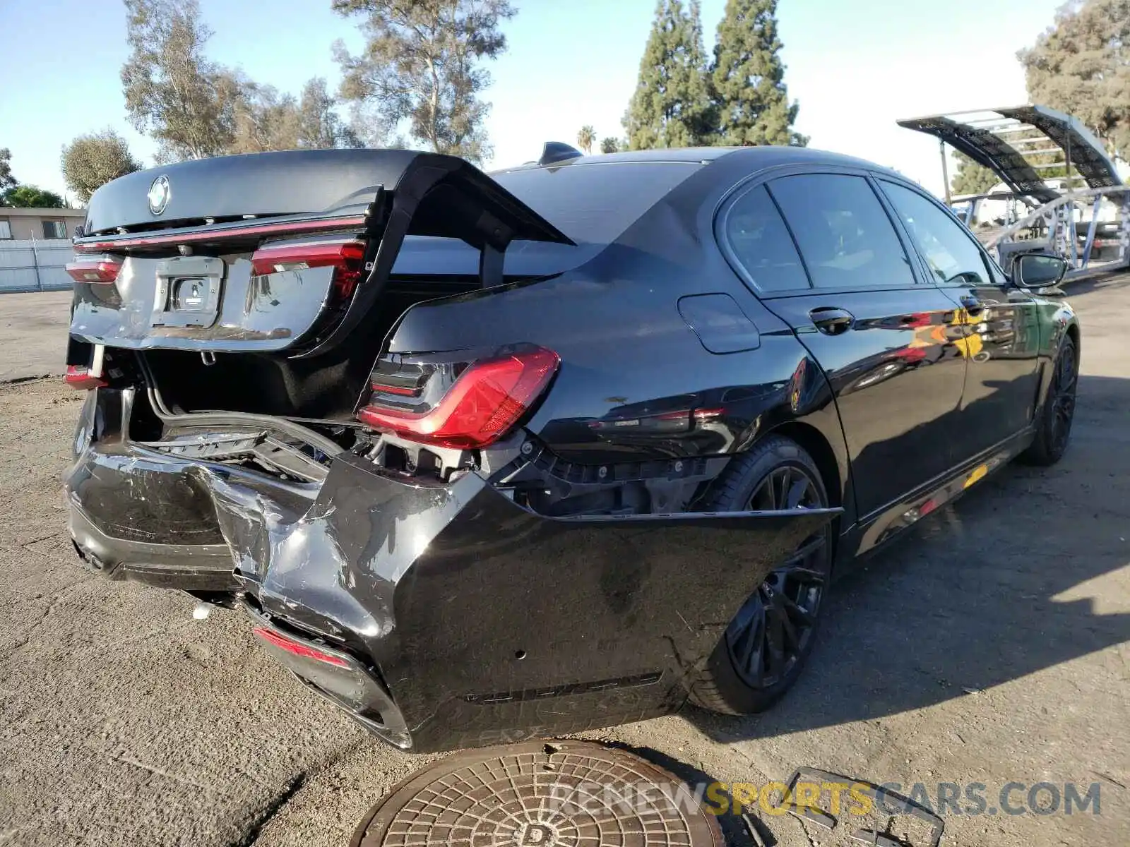 4 Photograph of a damaged car WBA7T2C02MCF97086 BMW 7 SERIES 2021
