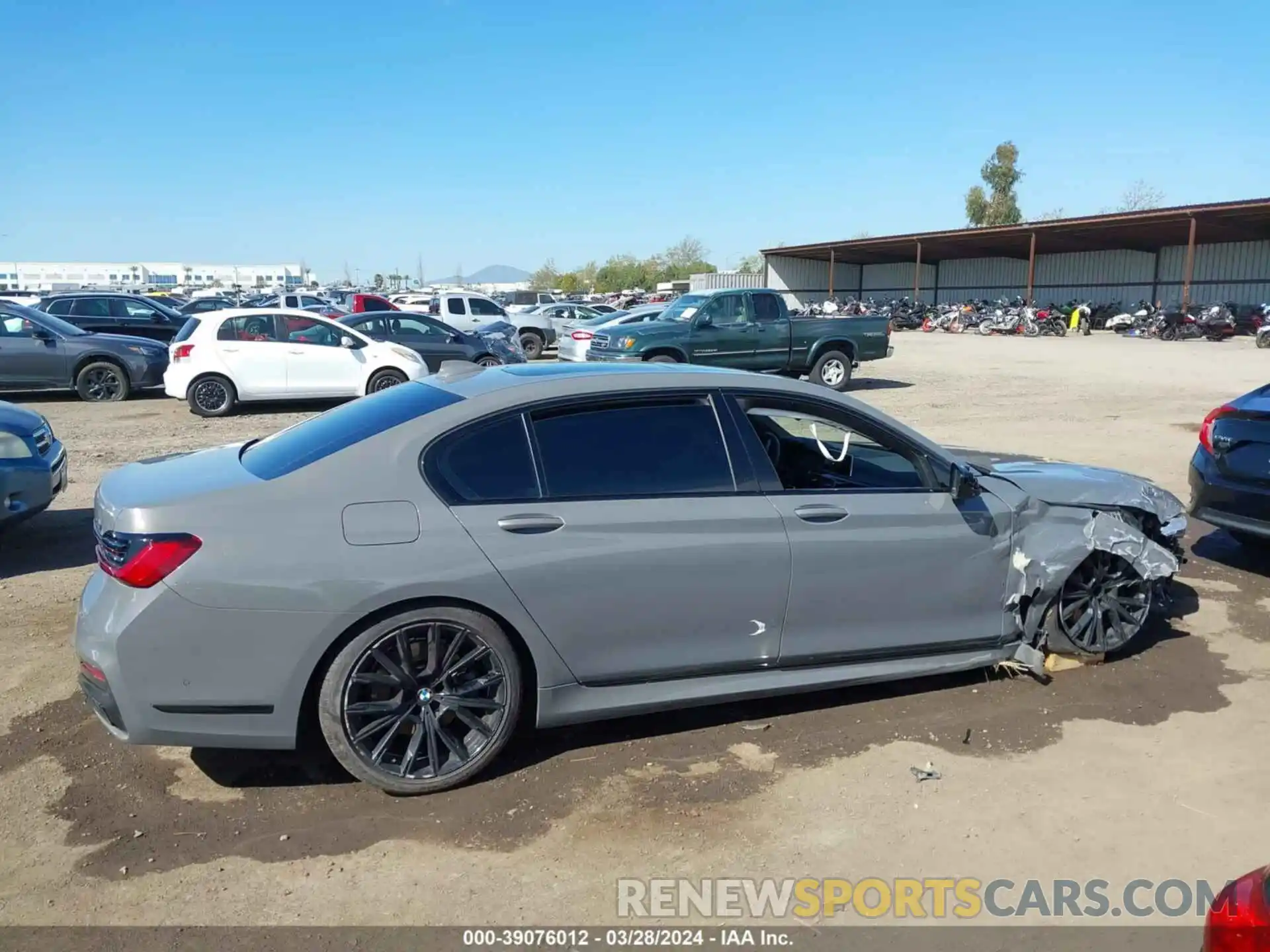 13 Photograph of a damaged car WBA7T2C09NCH00988 BMW 740 2022