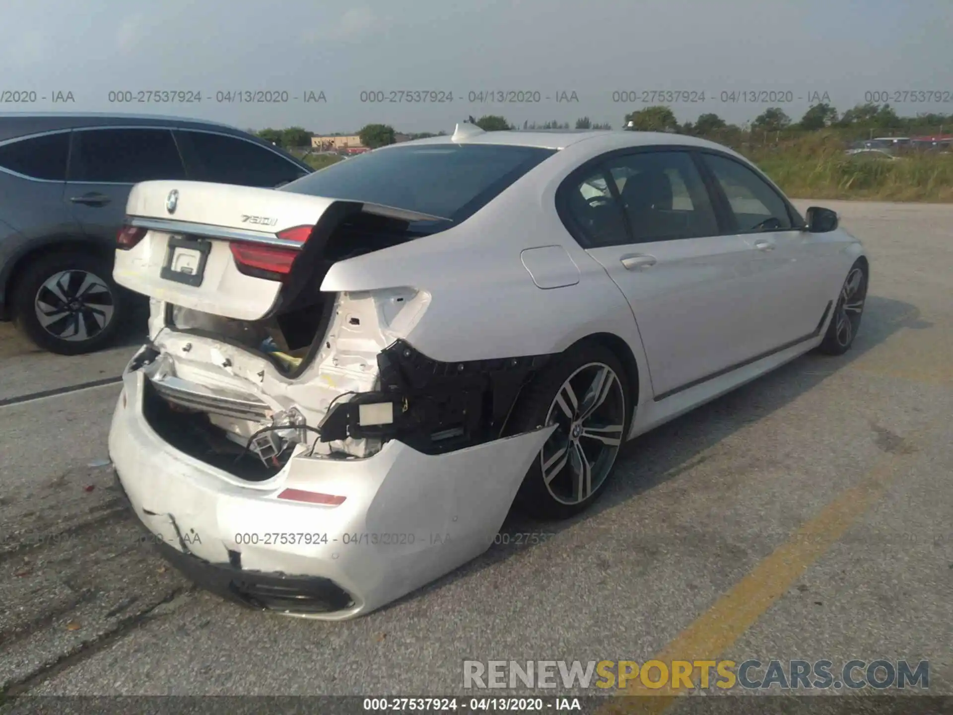 4 Photograph of a damaged car WBA7F0C5XKGM25172 BMW 750 2019