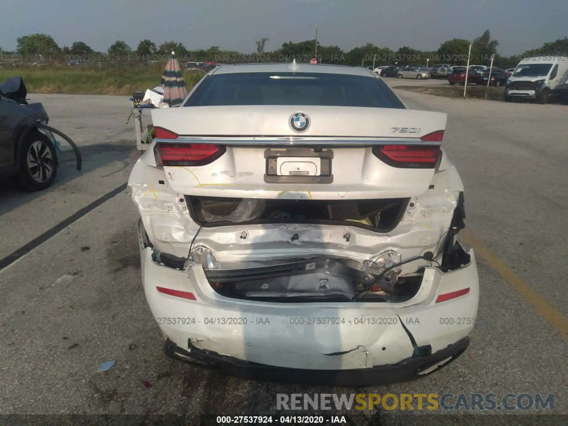 6 Photograph of a damaged car WBA7F0C5XKGM25172 BMW 750 2019