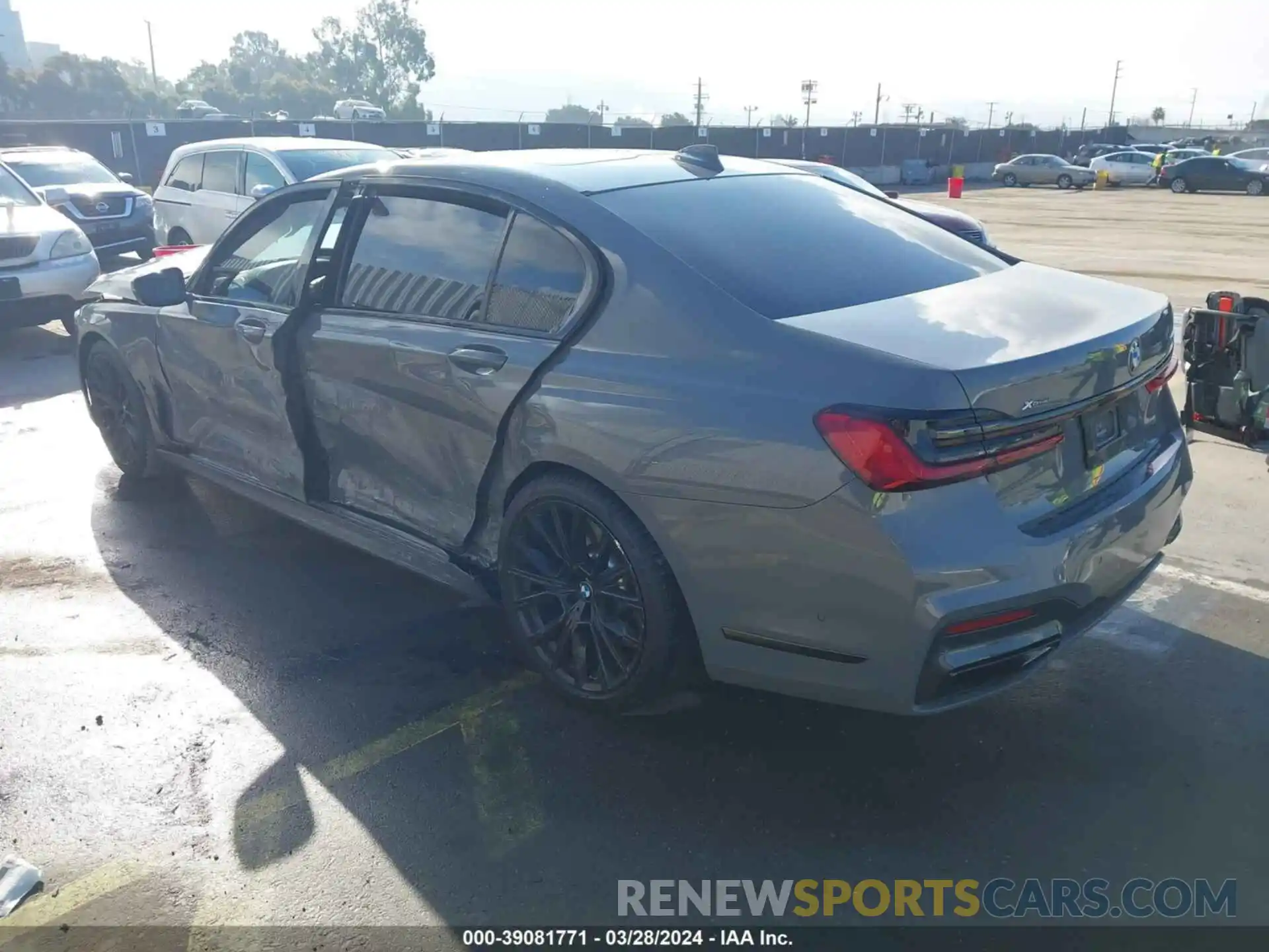 3 Photograph of a damaged car WBA7U2C04MCF84305 BMW 750I 2021