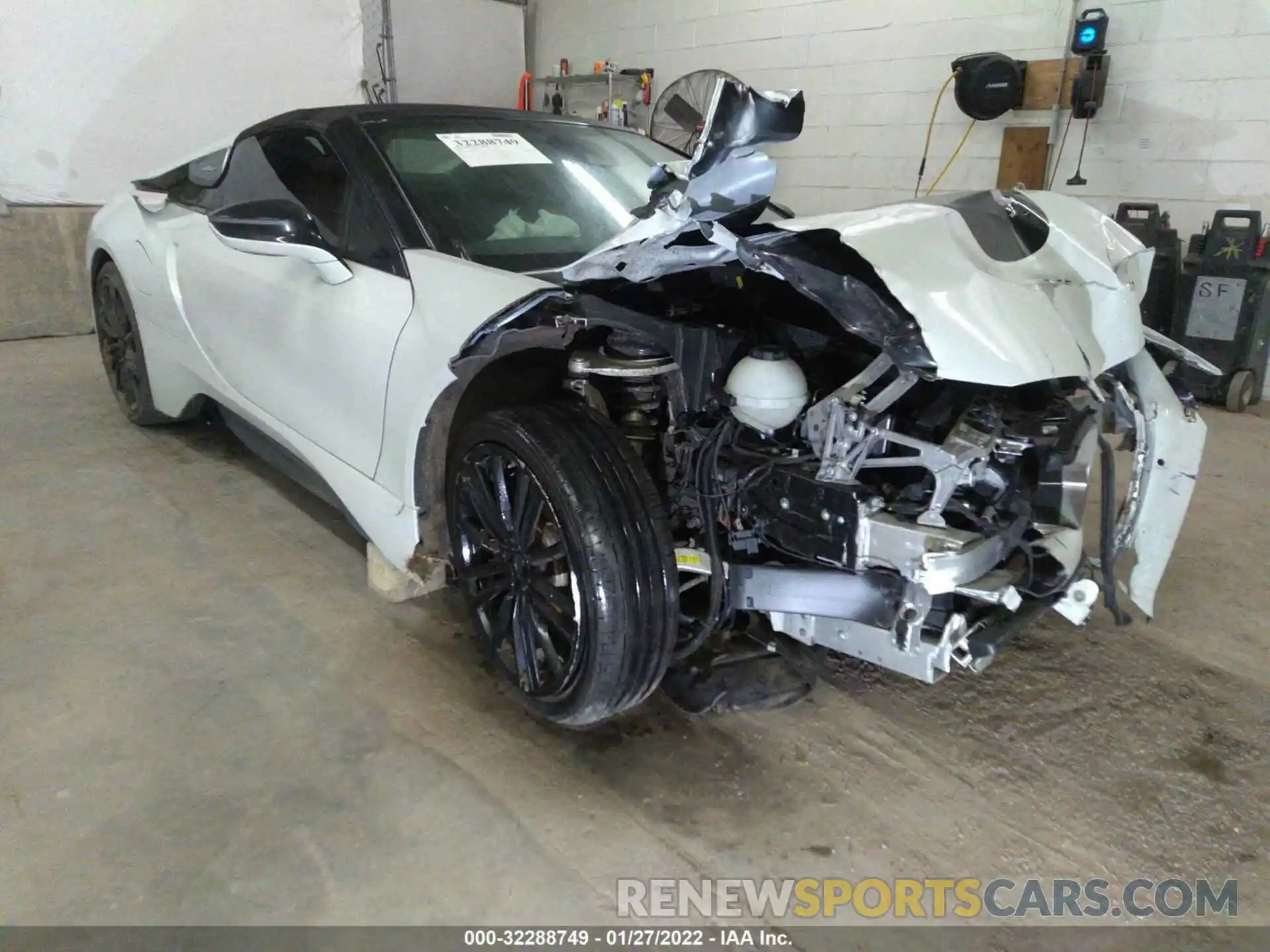 1 Photograph of a damaged car WBY2Z6C57K7D15138 BMW I8 2019