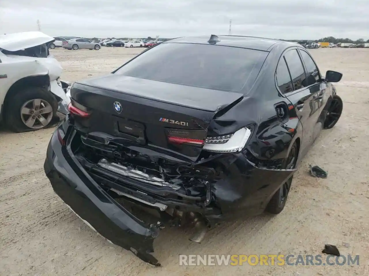 4 Photograph of a damaged car 3MW5U7J0XN8C22475 BMW M3 2022