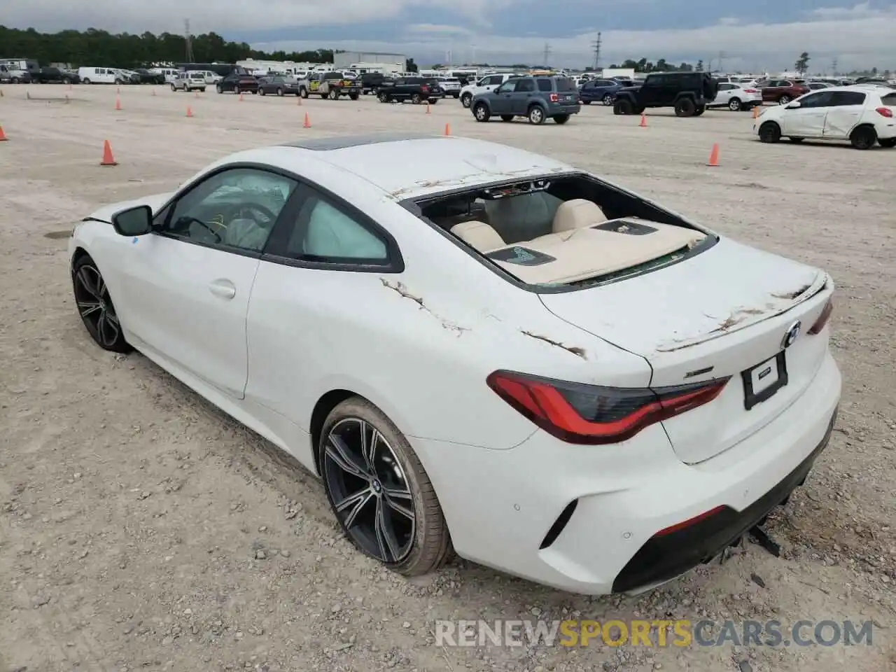 3 Photograph of a damaged car WBA13AR05MCF72271 BMW M4 2021