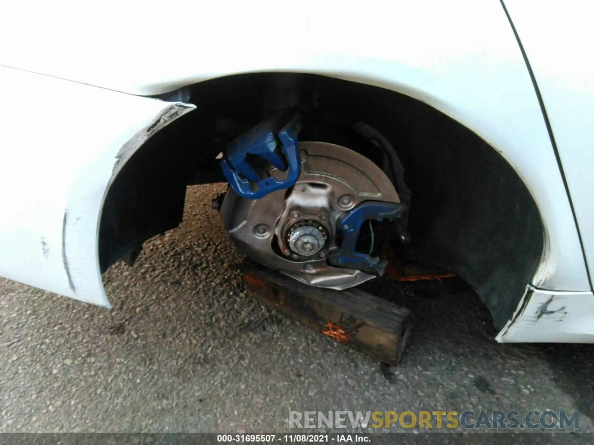 6 Photograph of a damaged car WBS83CH00MCF74971 BMW M5 2021