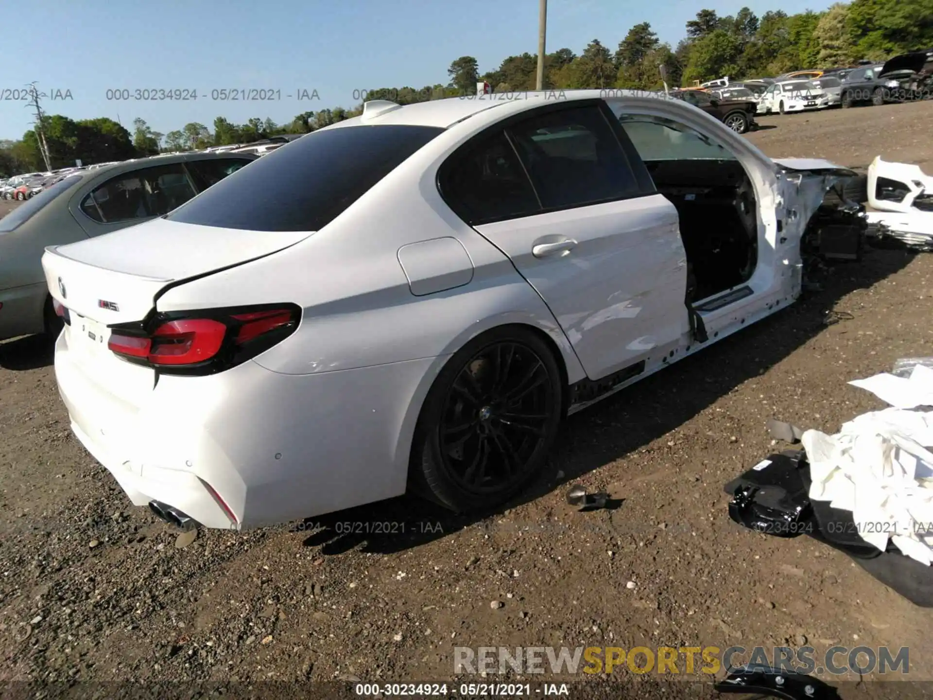4 Photograph of a damaged car WBS83CH08MCF27669 BMW M5 2021