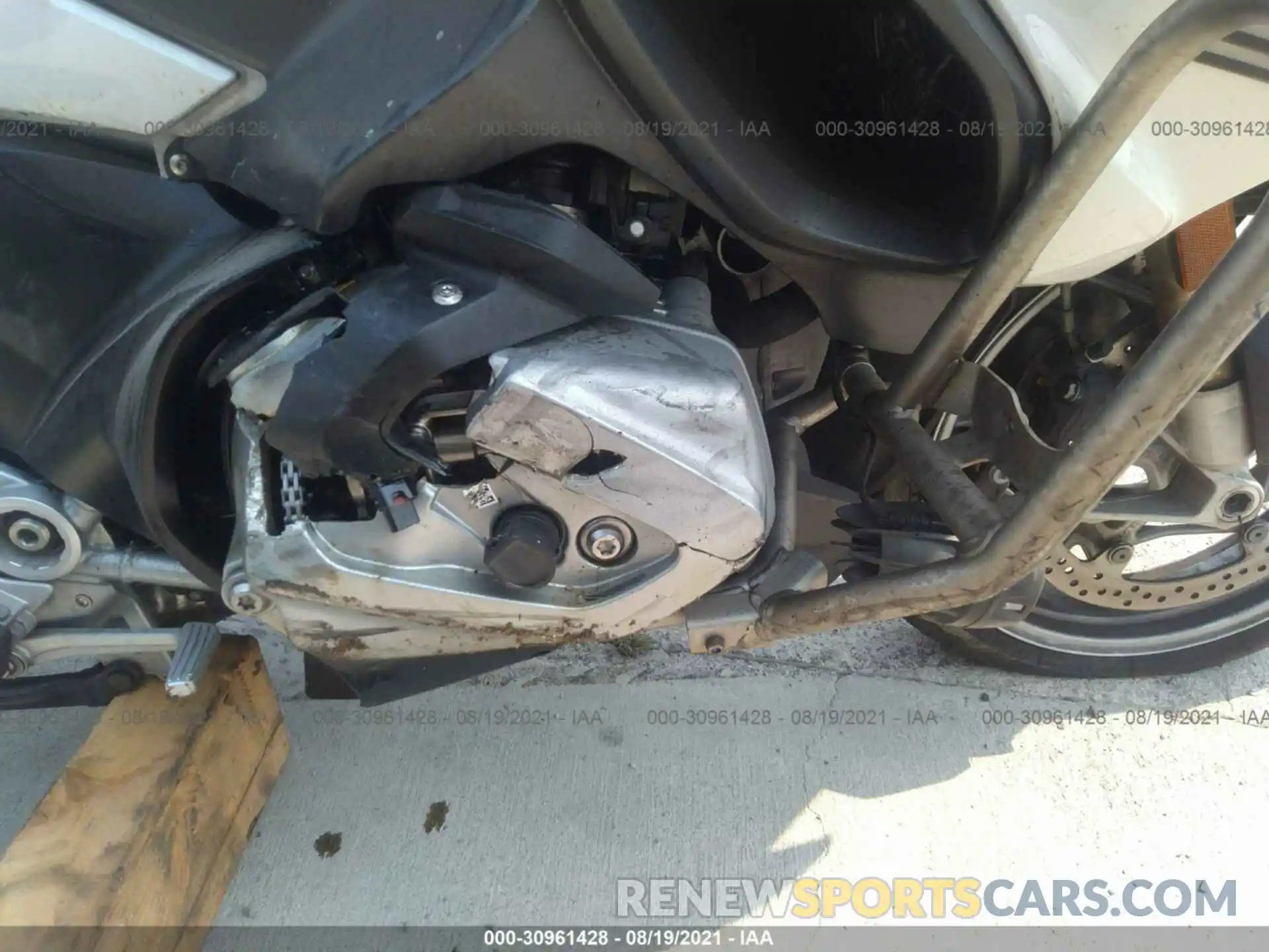 8 Photograph of a damaged car WB10J6306KZG34973 BMW R 1250 2019