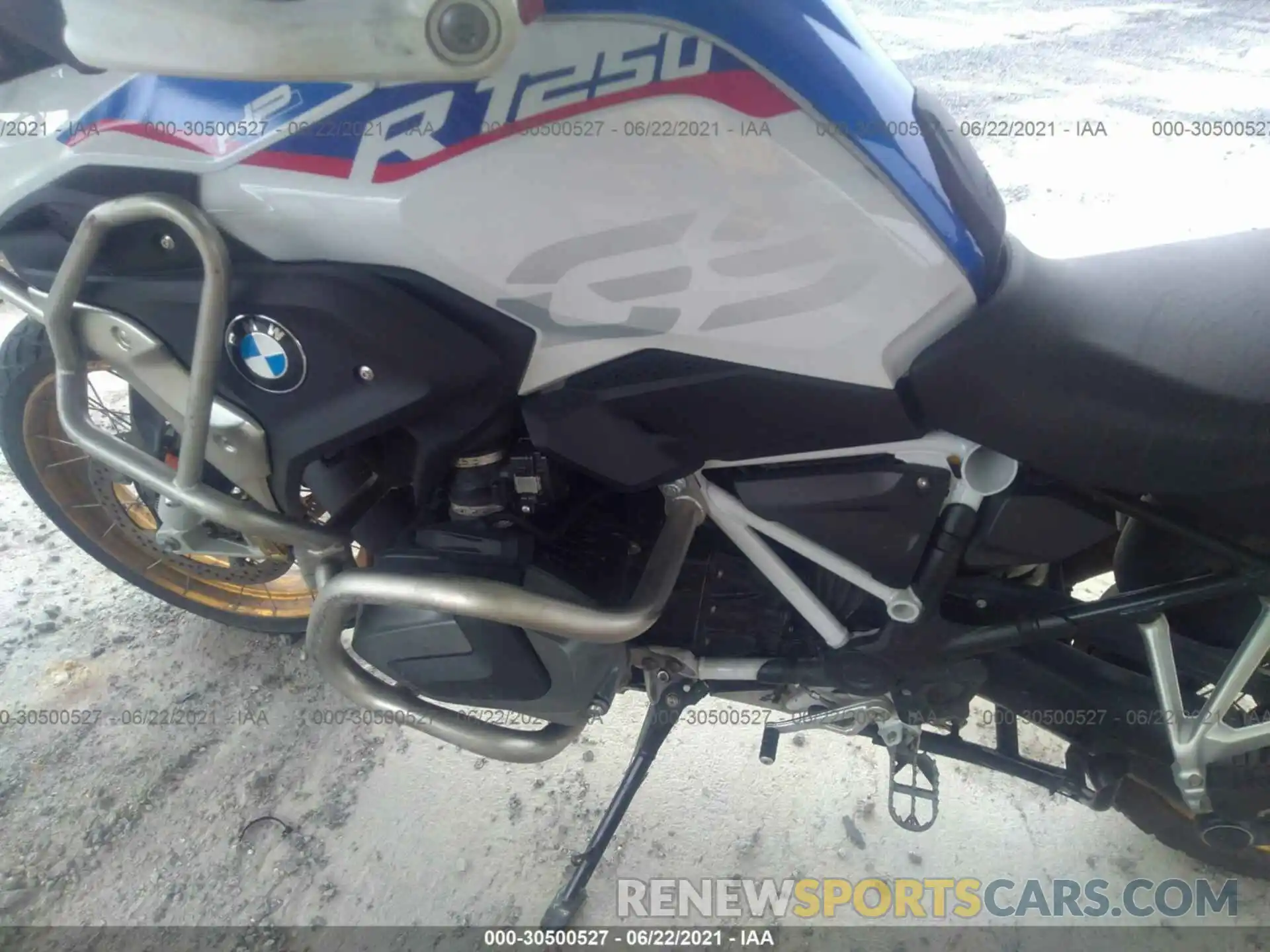 9 Photograph of a damaged car WB10J9306KZJ18014 BMW R 1250 2019