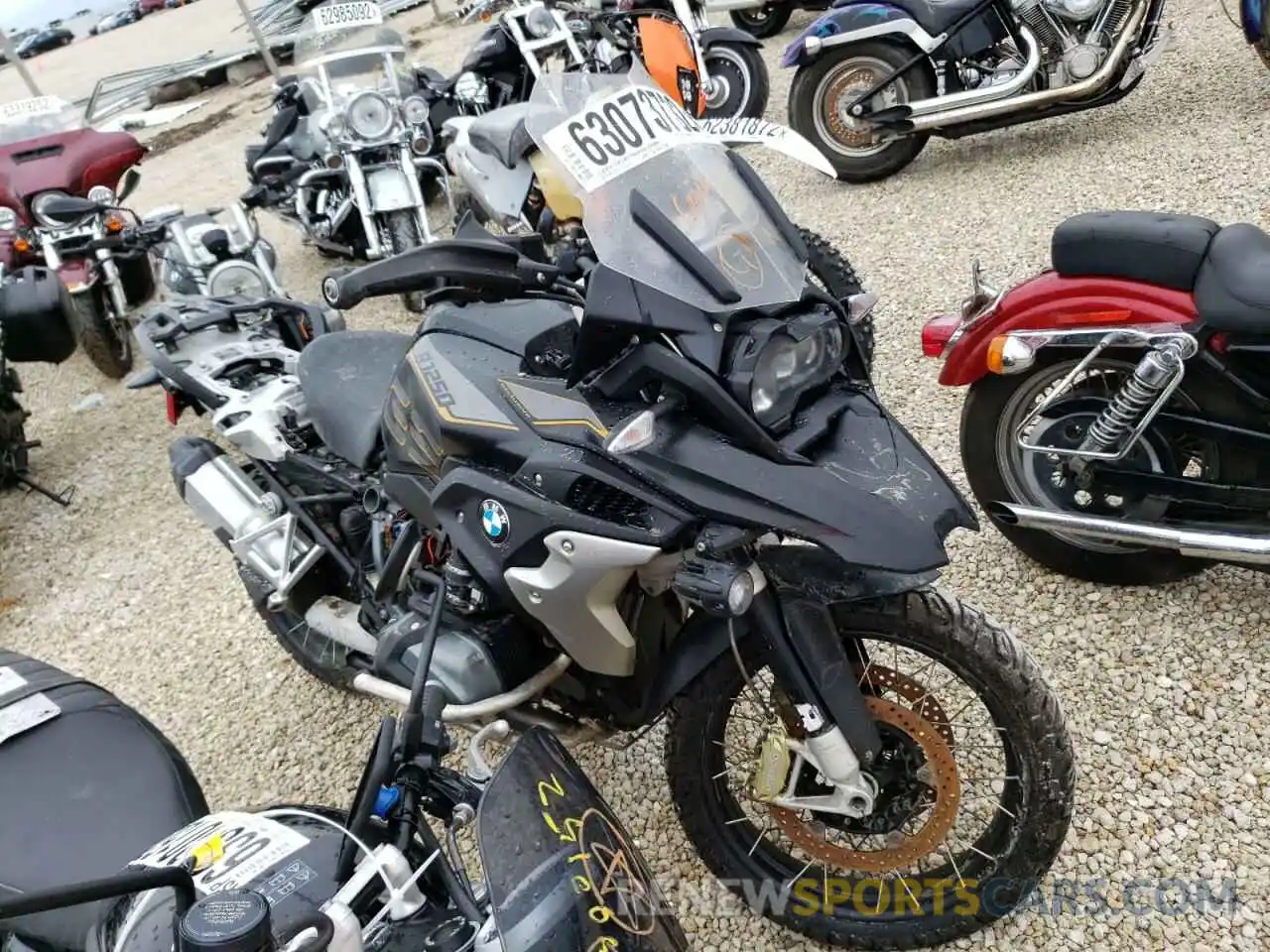 1 Photograph of a damaged car WB10J9306KZH99469 BMW R-SERIES 2019