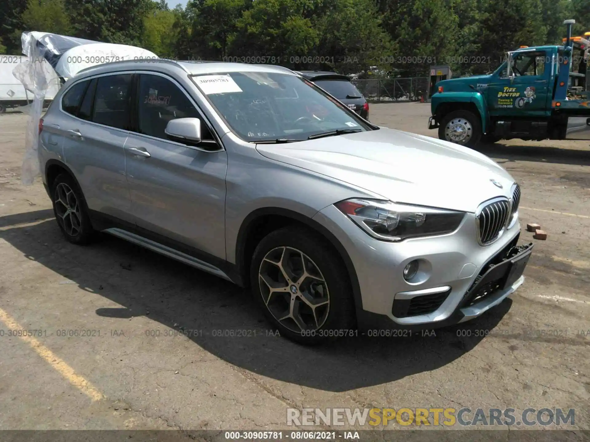 1 Фотография поврежденного автомобиля WBXHT3C5XK5L38100 BMW X1 2019