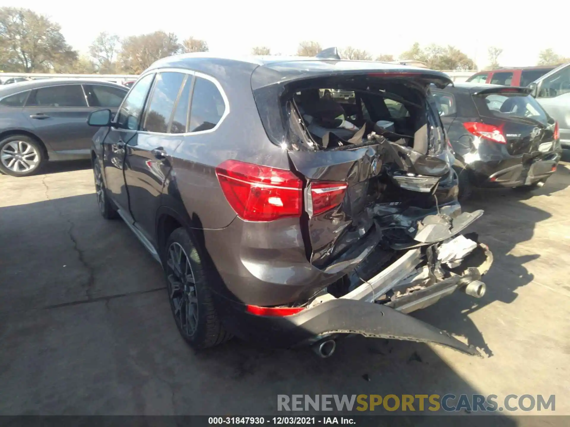 3 Фотография поврежденного автомобиля WBXJG7C03L5R53946 BMW X1 2020