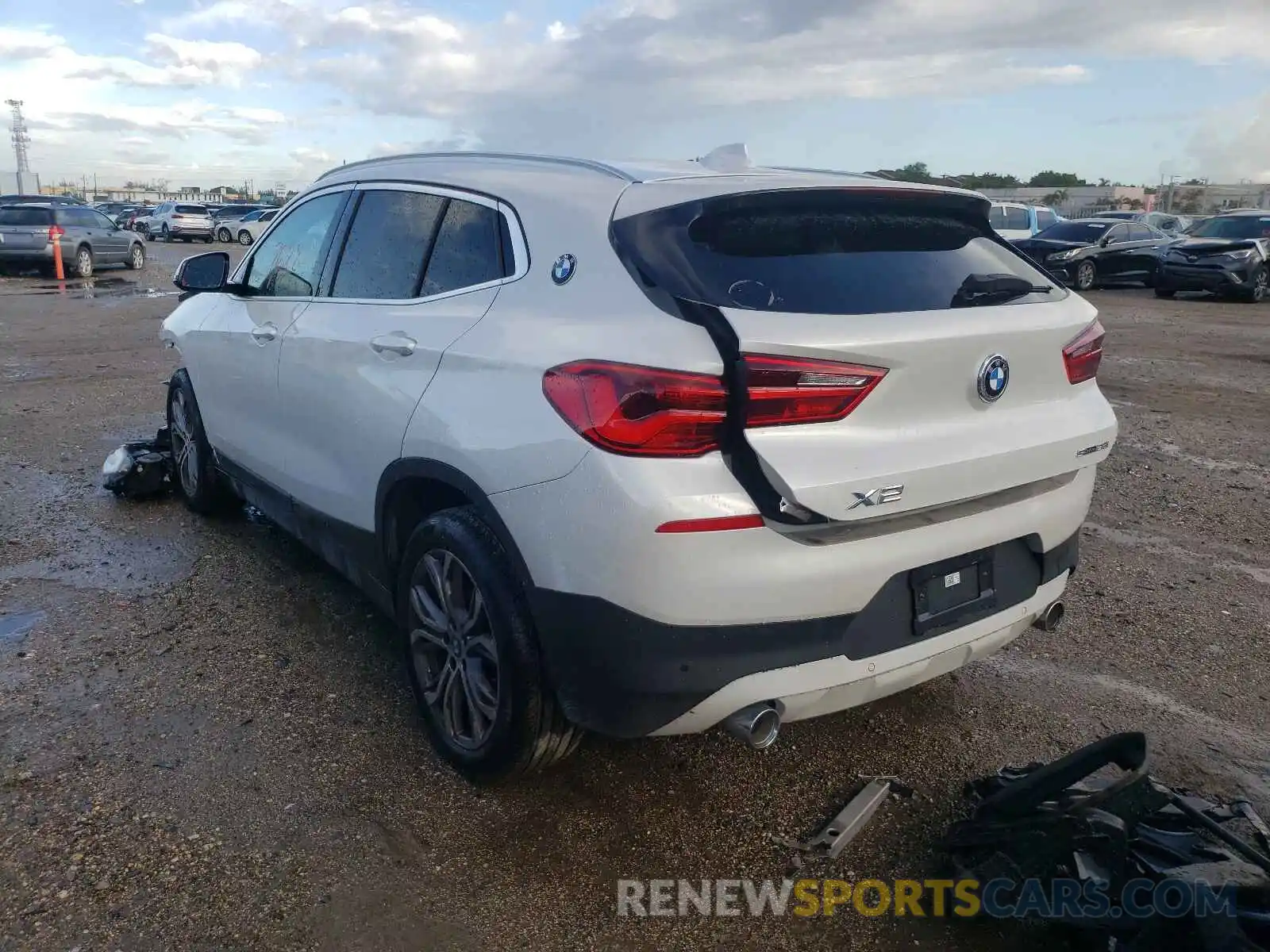 3 Photograph of a damaged car WBXYH9C01L5P39724 BMW X2 2020