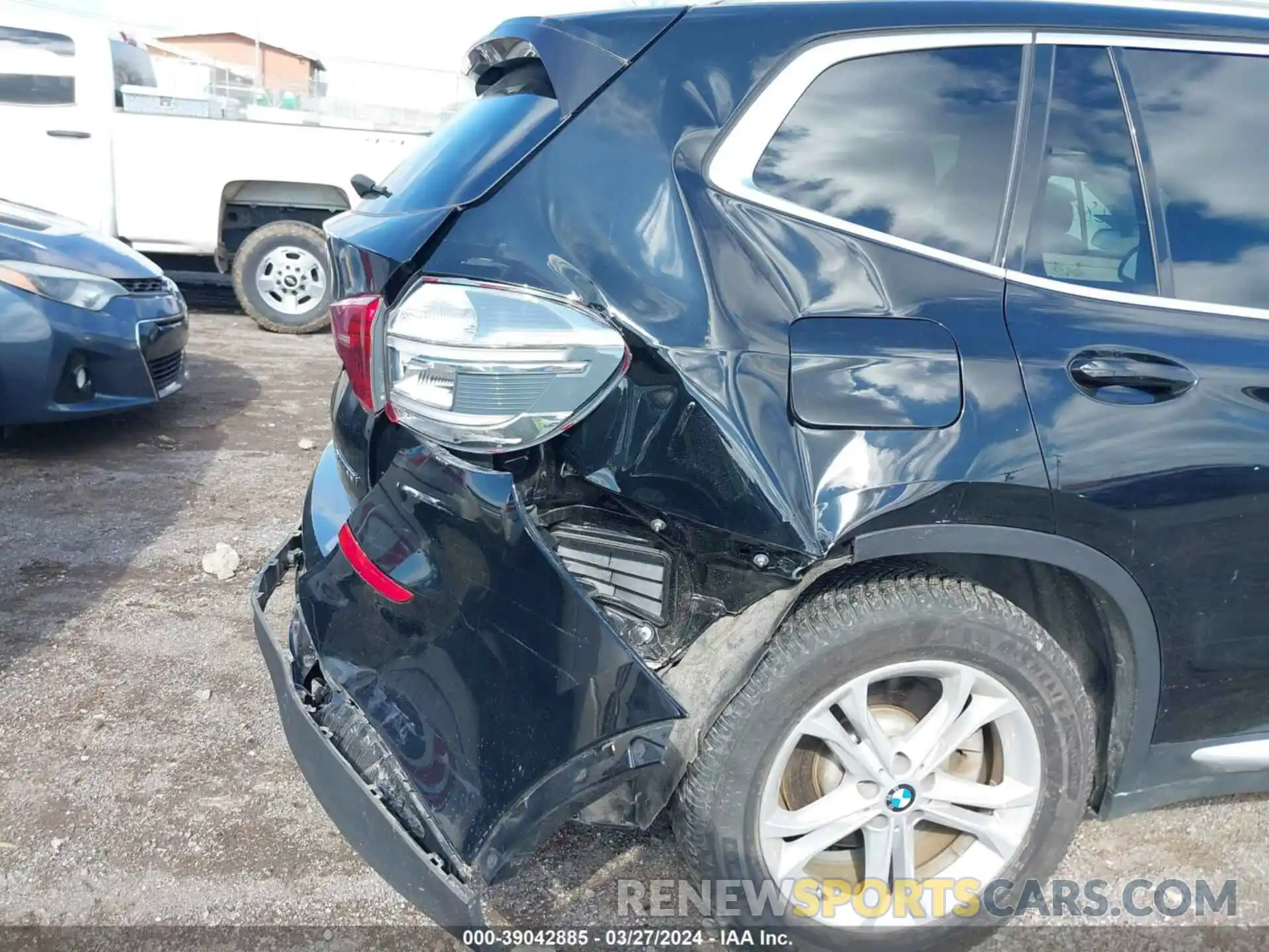 17 Photograph of a damaged car 5UXTR7C59KLF26925 BMW X3 2019