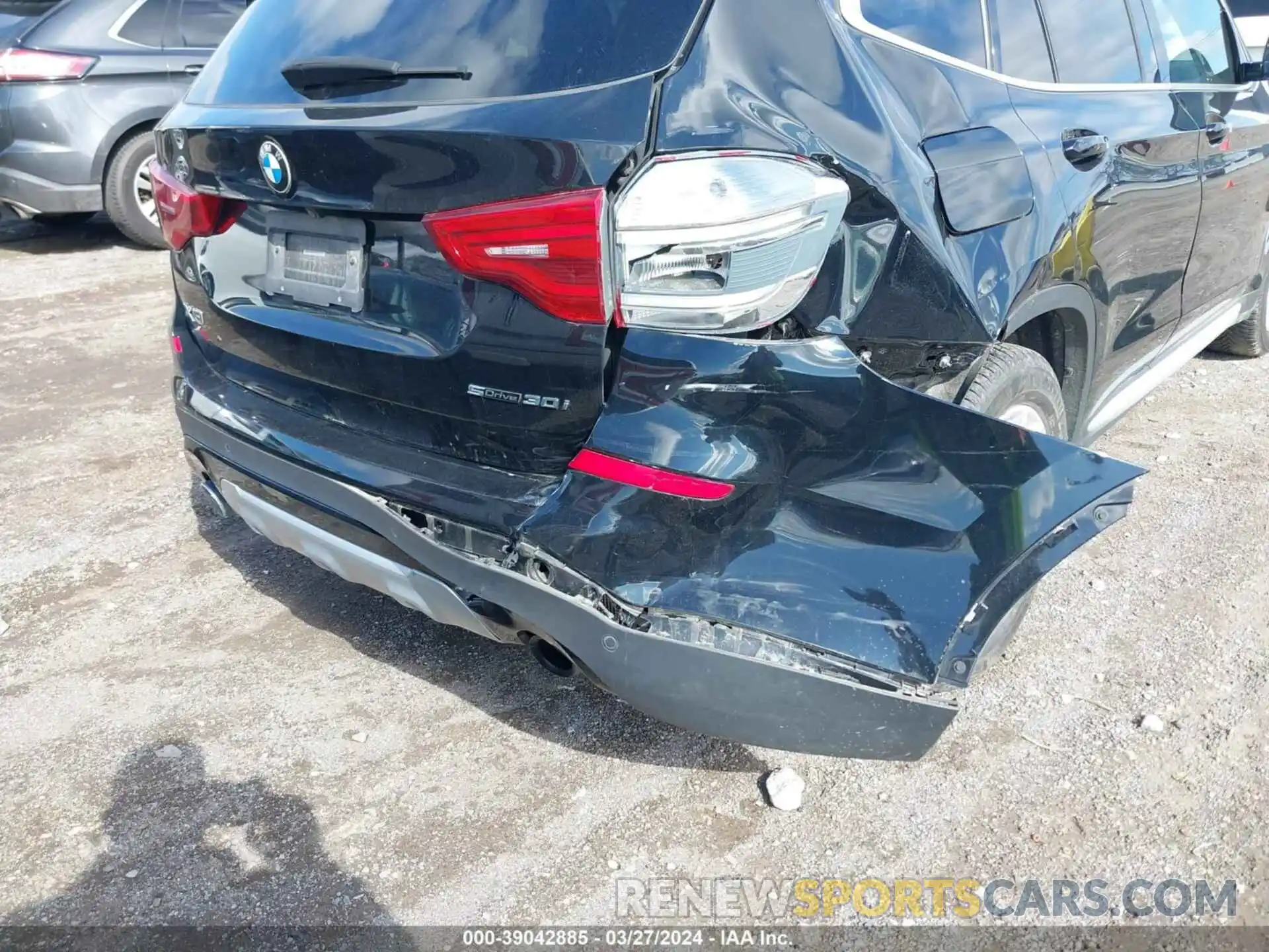 18 Photograph of a damaged car 5UXTR7C59KLF26925 BMW X3 2019