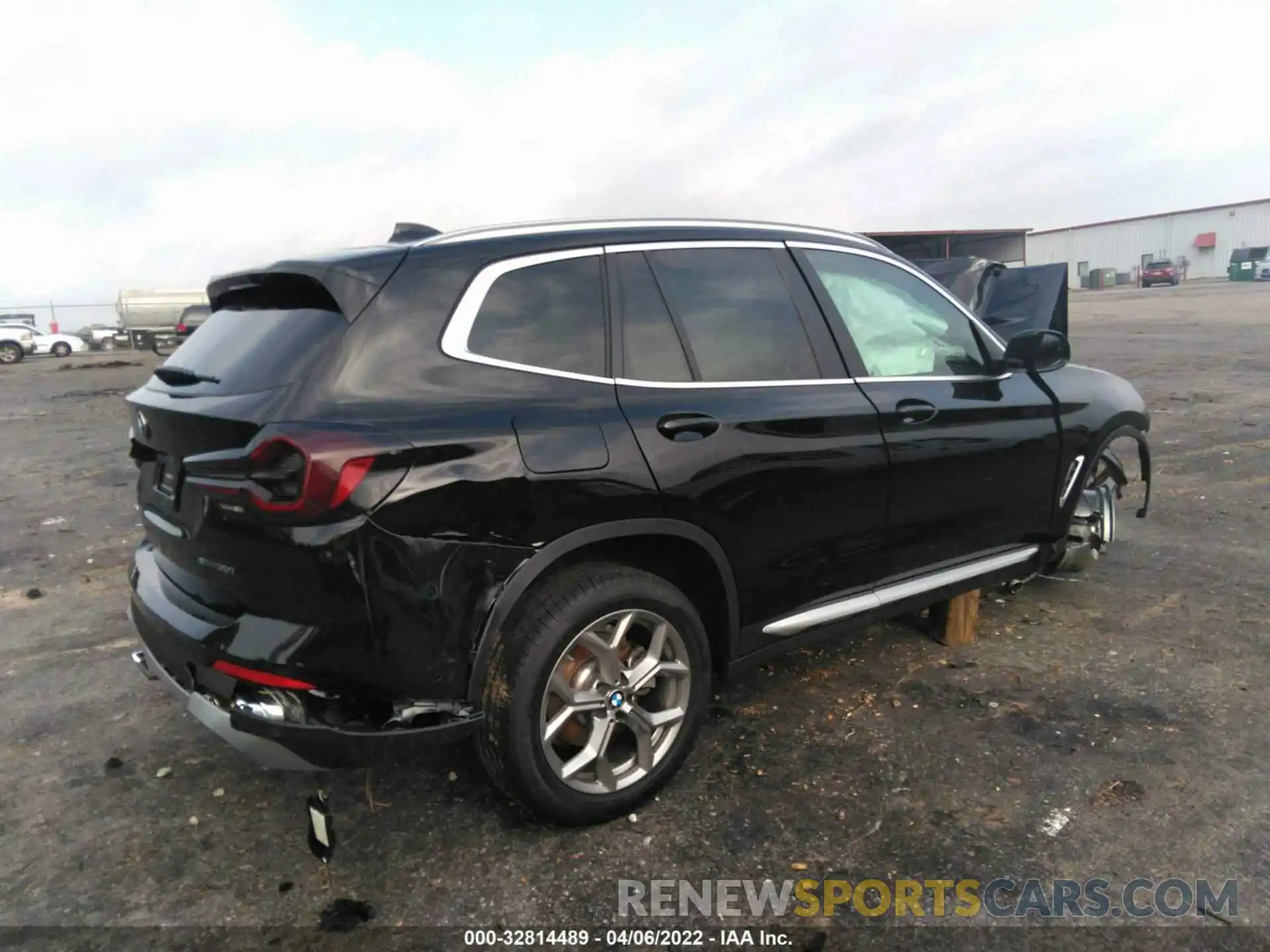 4 Photograph of a damaged car 5UX43DP00N9J95072 BMW X3 2022