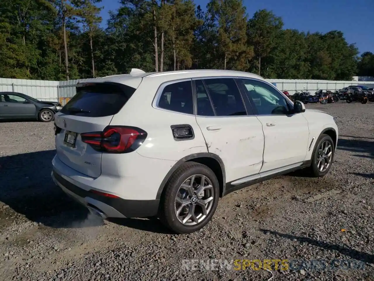 4 Photograph of a damaged car 5UX43DP06N9M96297 BMW X3 2022