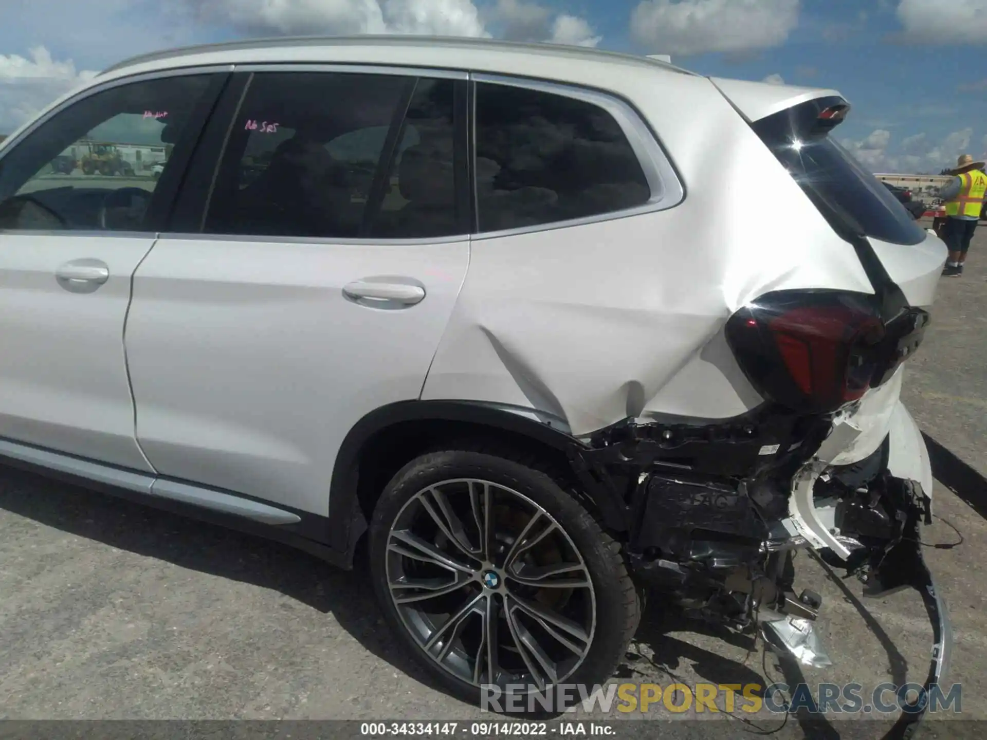 6 Photograph of a damaged car 5UX43DP0XN9L21163 BMW X3 2022