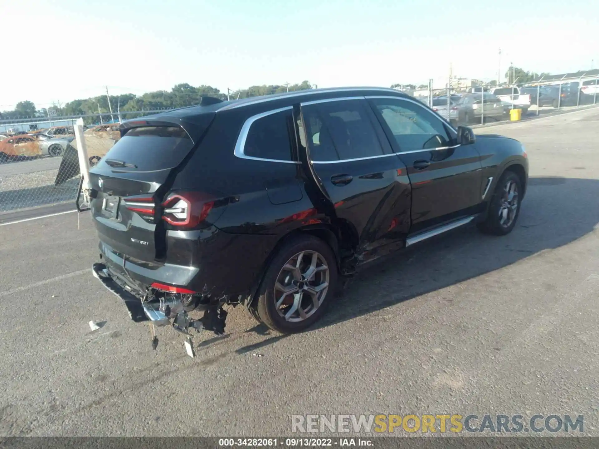 4 Photograph of a damaged car 5UX53DP03N9K66916 BMW X3 2022