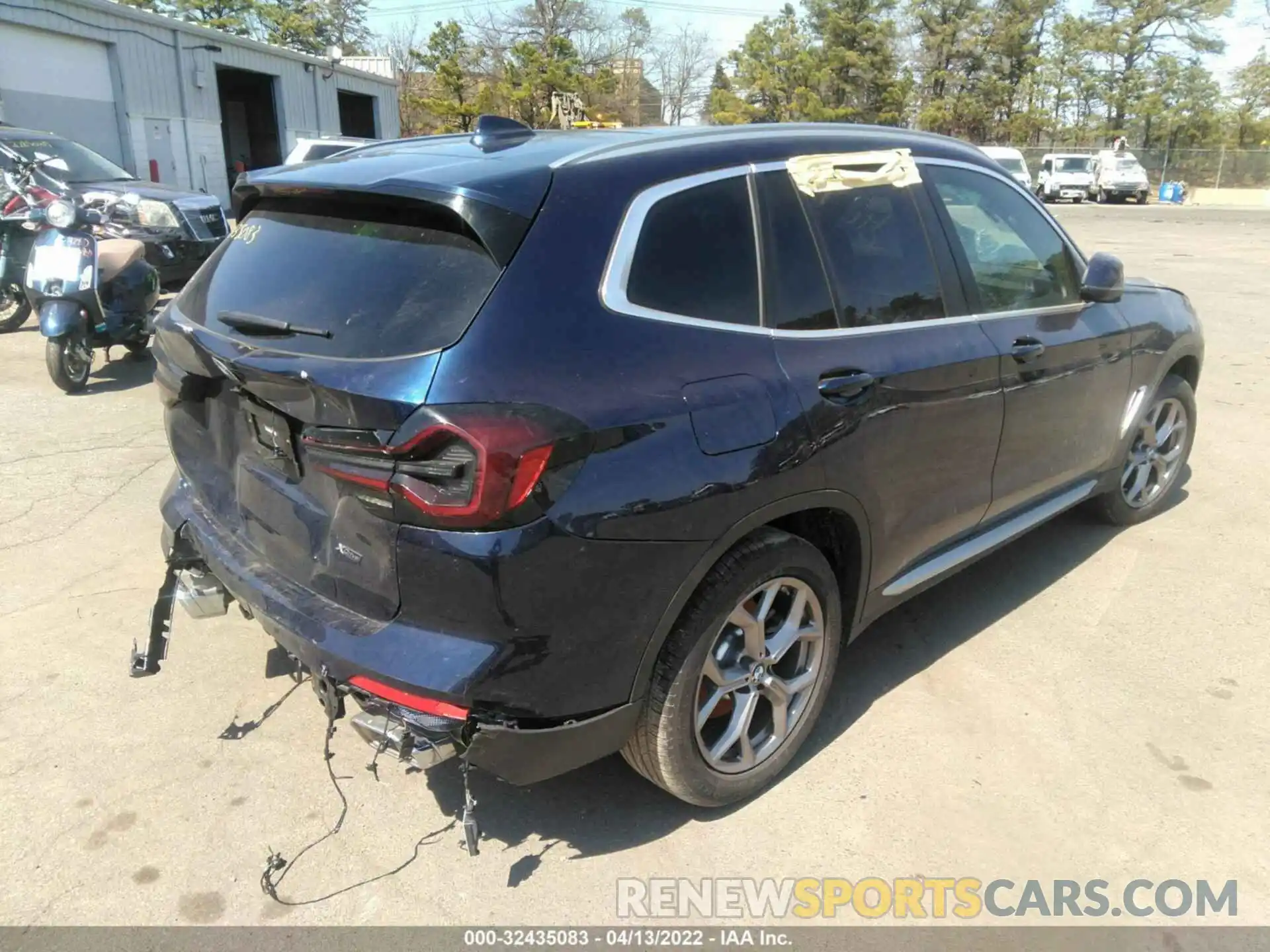 4 Photograph of a damaged car 5UX53DP03N9K92464 BMW X3 2022