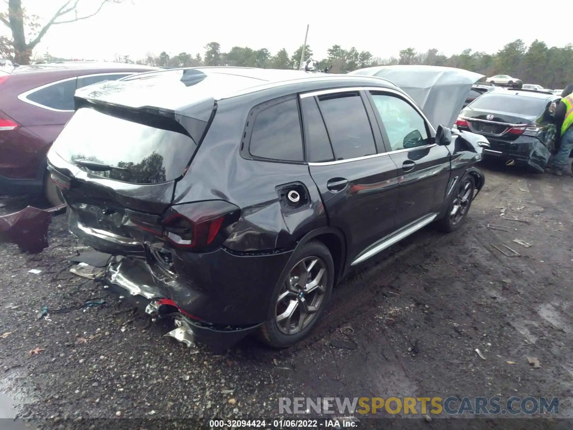 4 Photograph of a damaged car 5UX53DP04N9J81163 BMW X3 2022