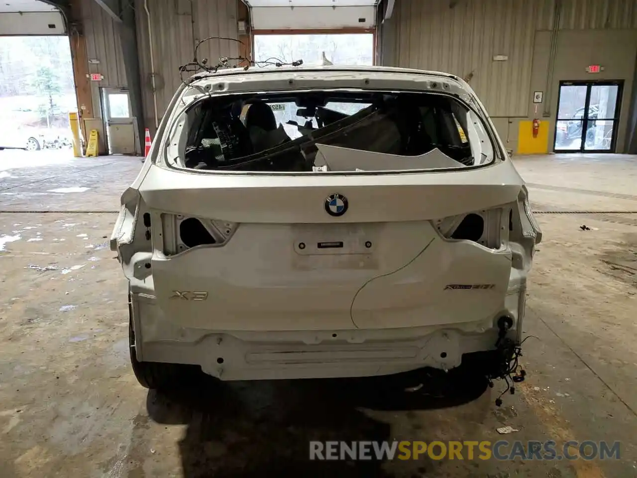 6 Photograph of a damaged car 5UX53DP04N9K82073 BMW X3 2022