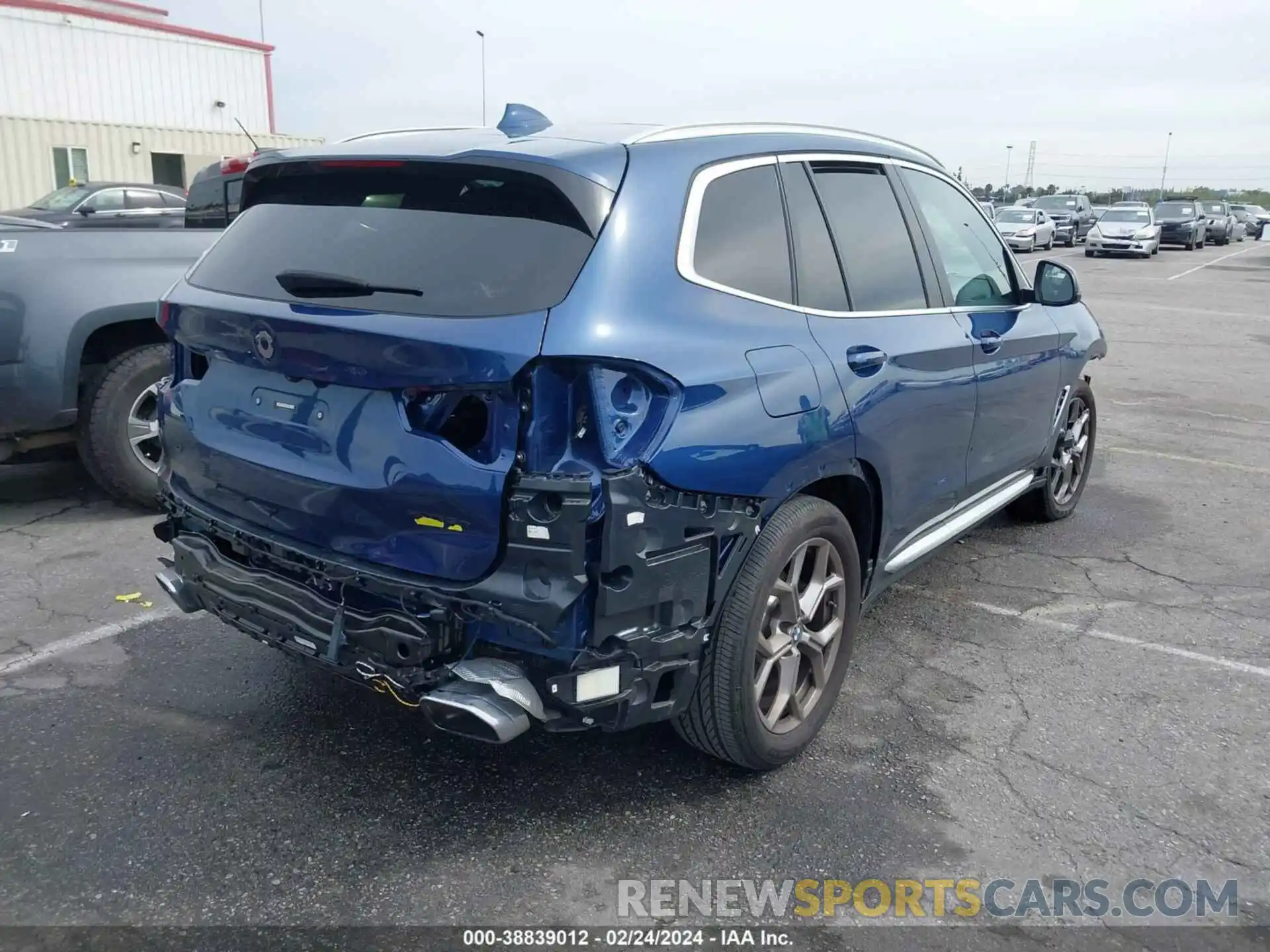 4 Photograph of a damaged car 5UX53DP04N9N01324 BMW X3 2022